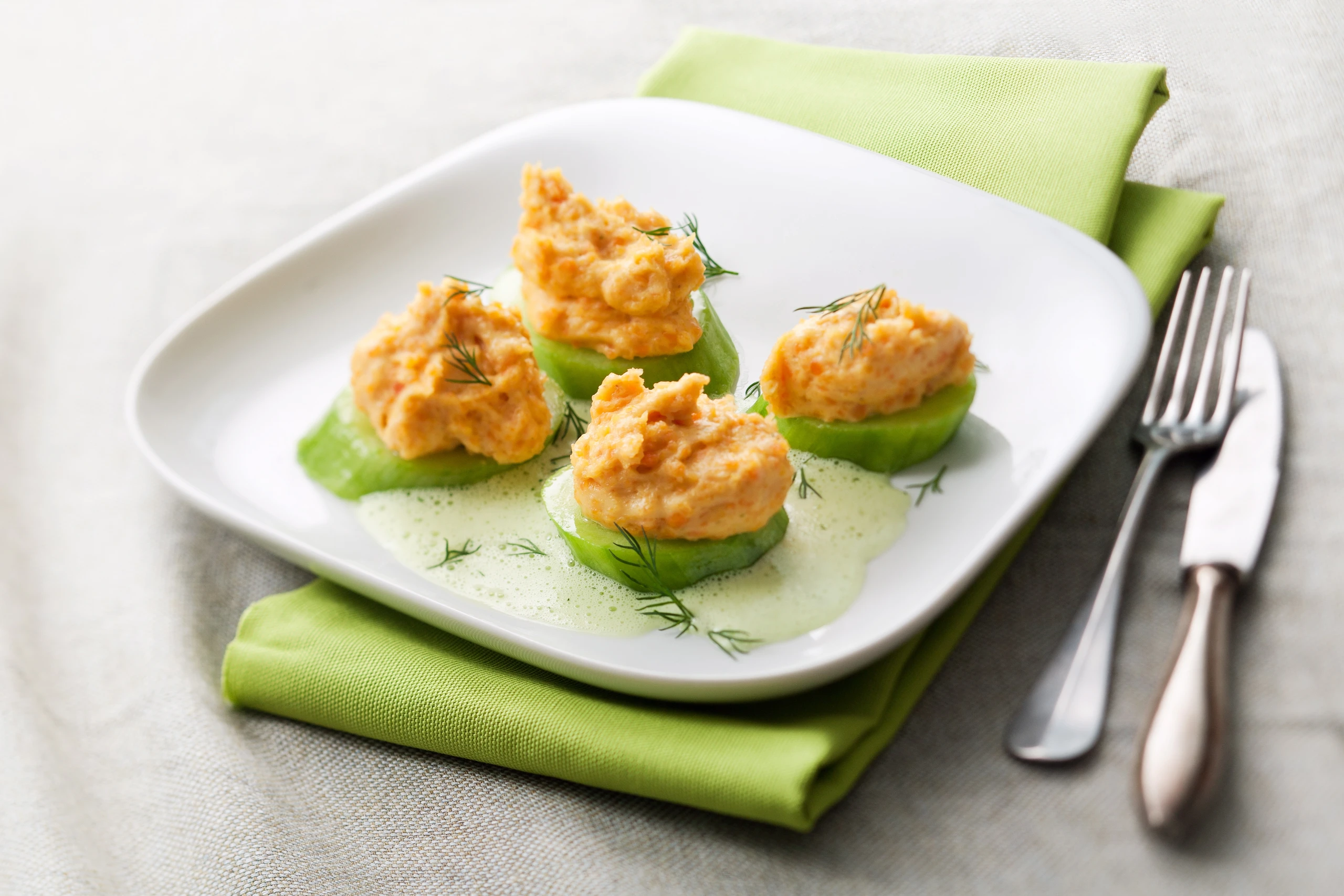 Gurkenscheiben mit Linsenpüree