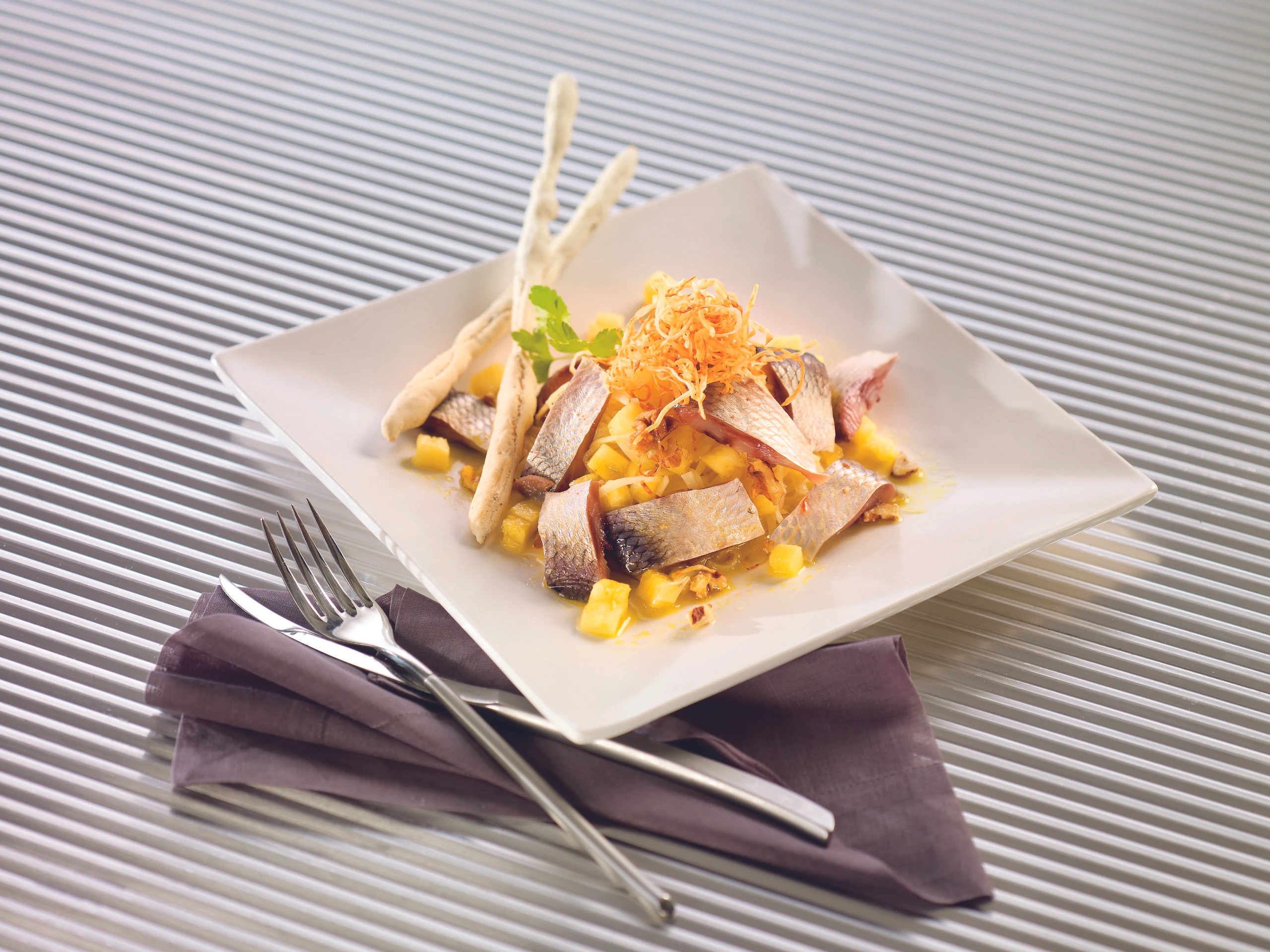 Heringscocktail mit Ananas und Sellerie