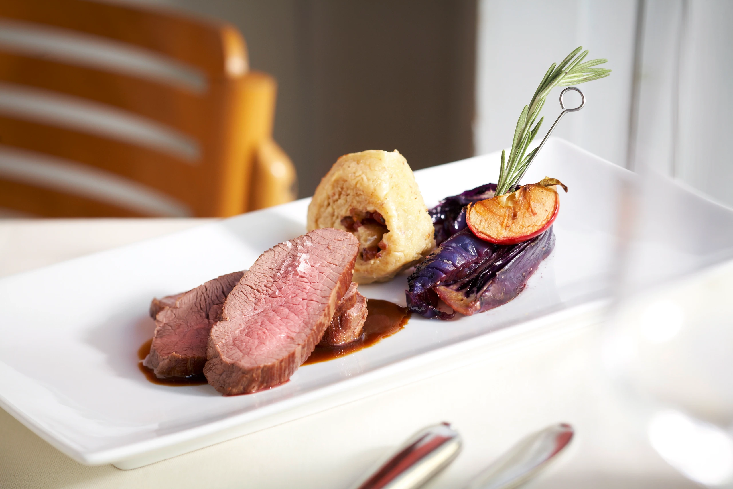 Hirschbraten mit Nuss-Speckbuchteln