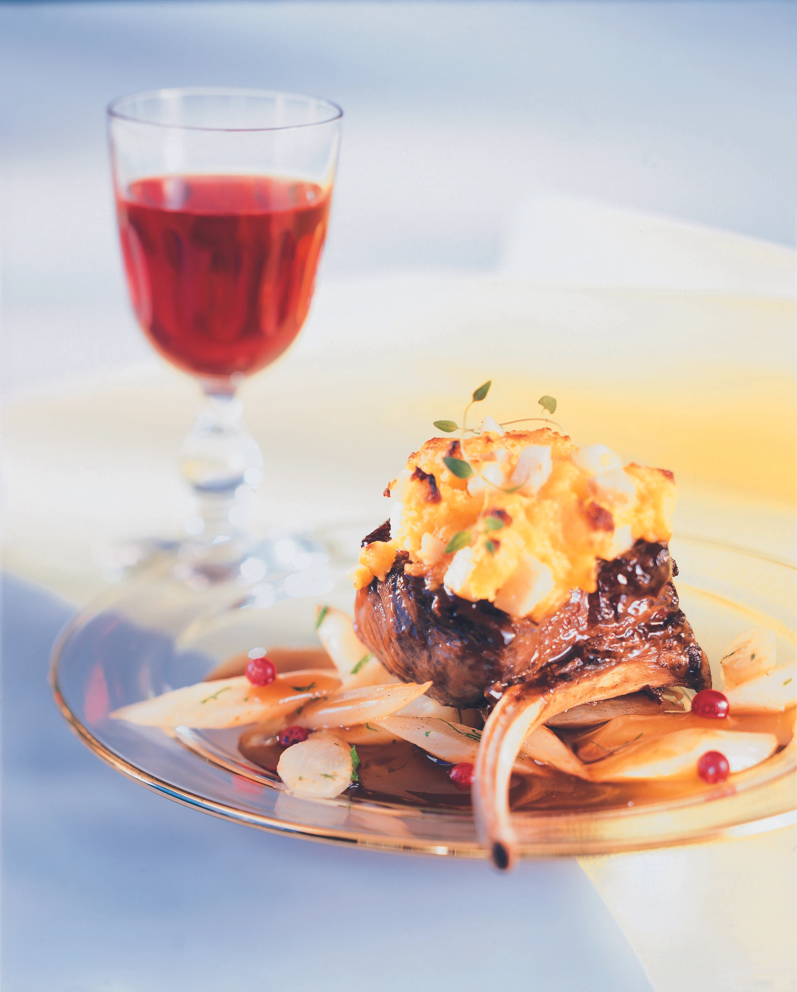 Hirschkoteletts mit Brioche-Birnenkruste und Schwarzwurzelgemüse