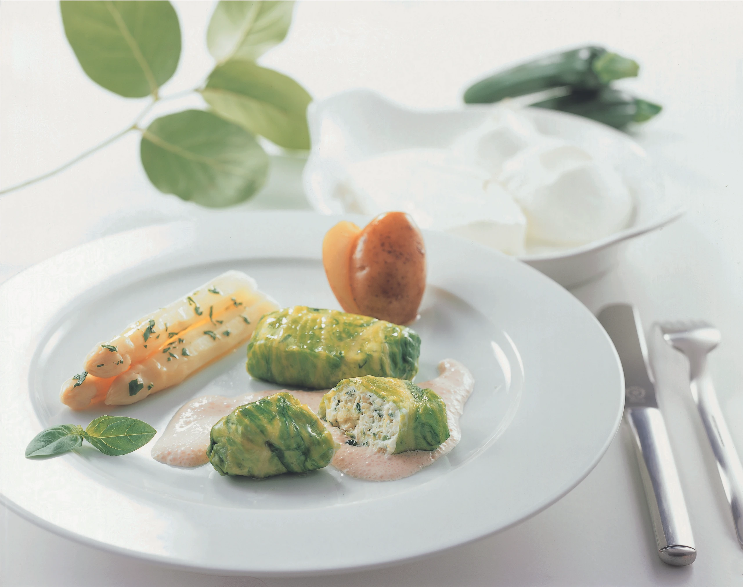 Gefüllte Salatblätter mit Paradeisschaum und Spargel mit Basilikumvinaigrette