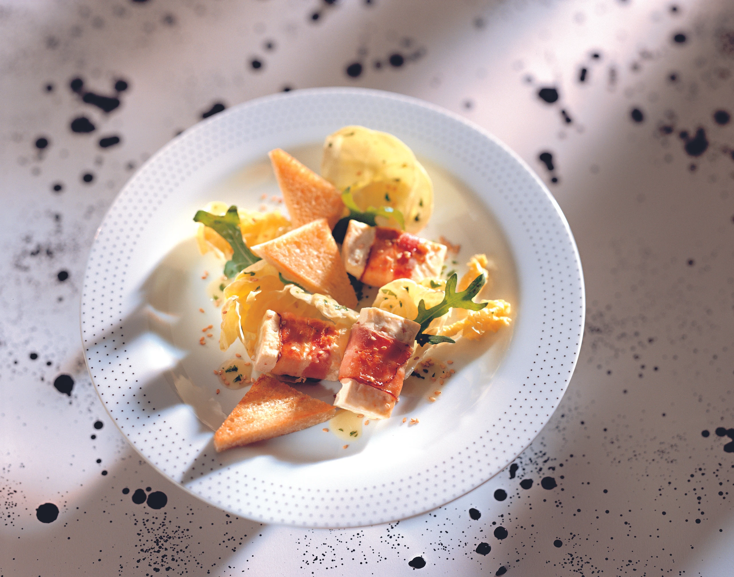 Gebratener Schafkäse im Speckmantel mit gerösteten Brotscheiben