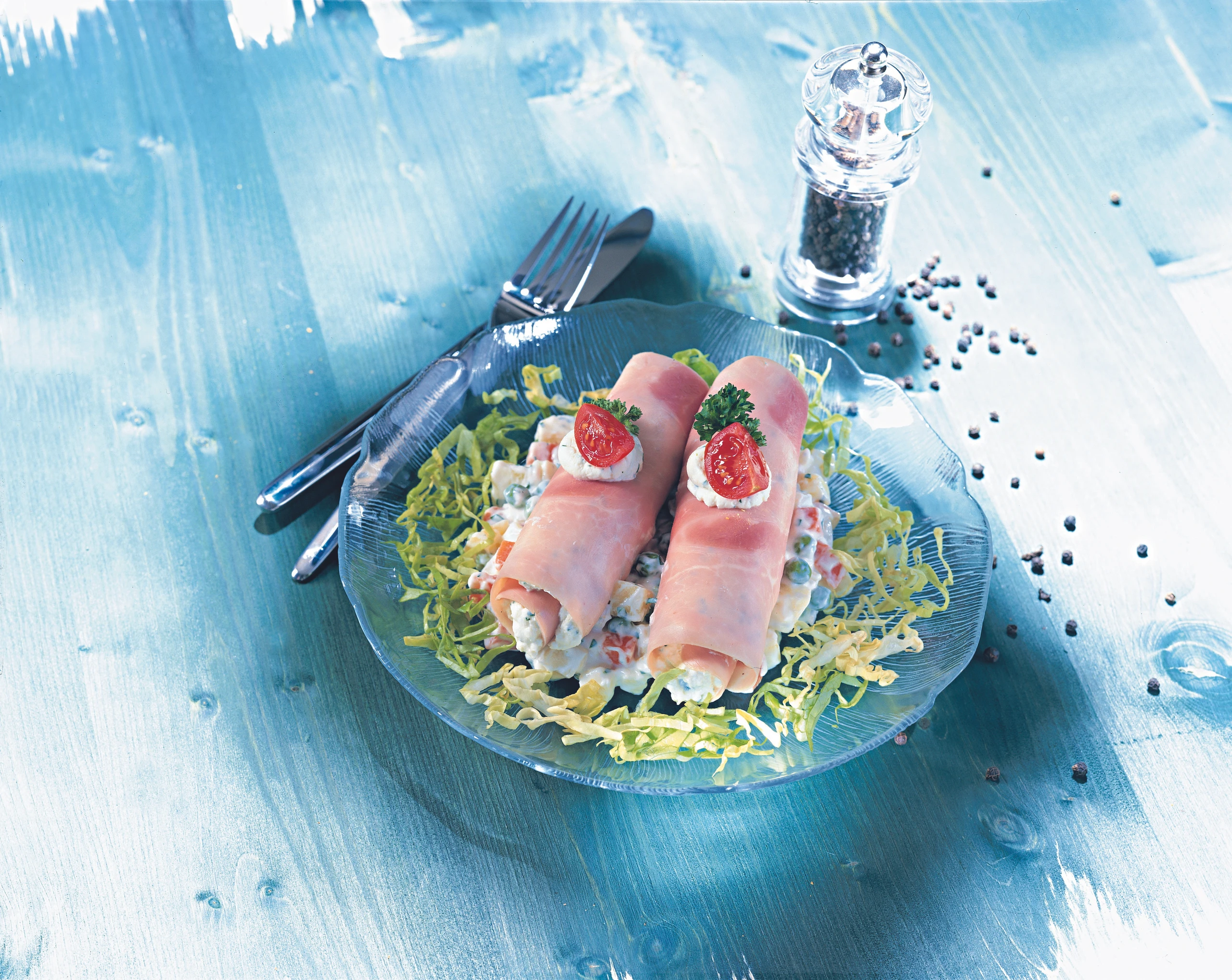 Schinkenrollen mit Kräutertopfenfülle und Gemüse-Mayonnaise