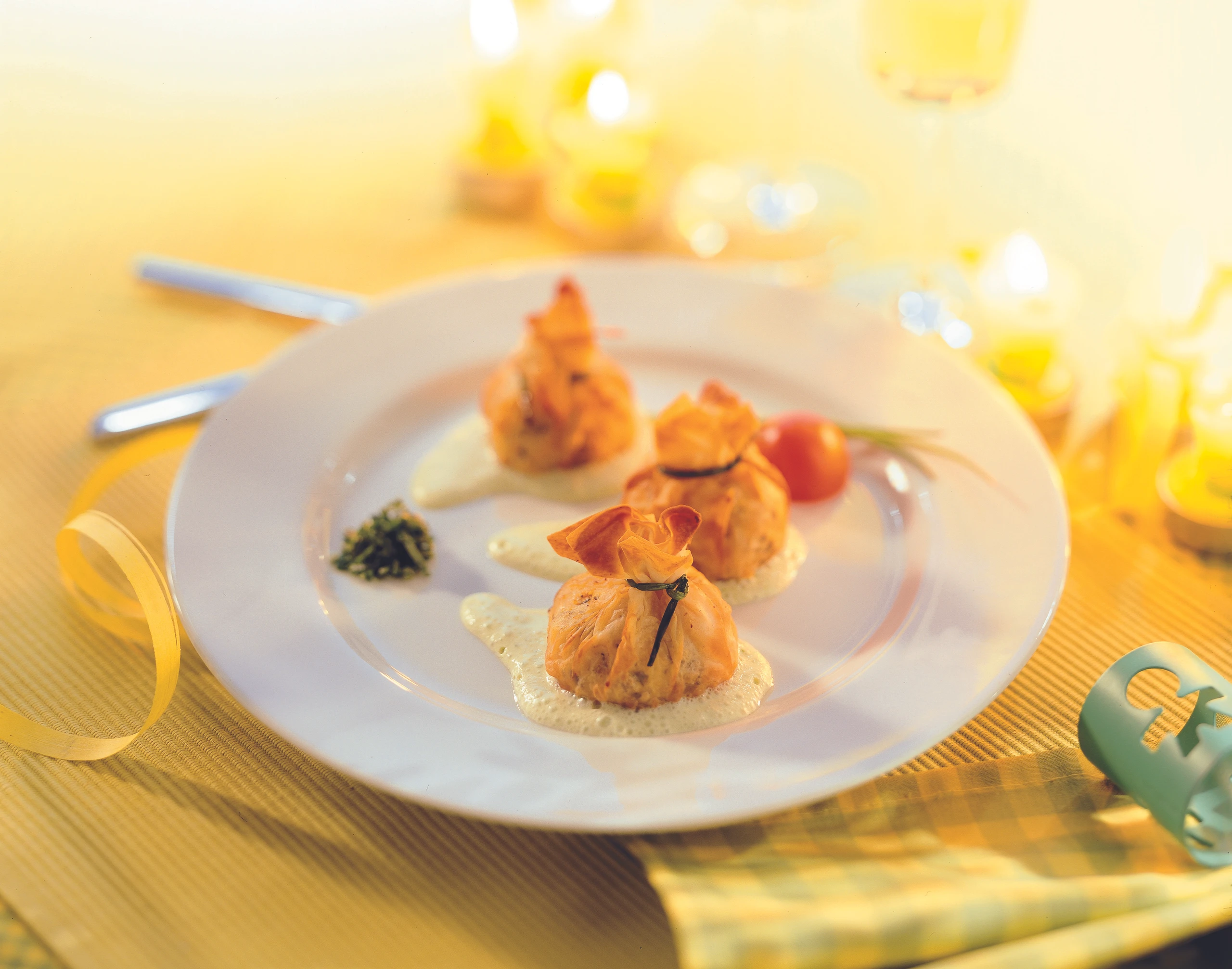 Gefüllte Strudelsäckchen mit Jungzwiebelsauce