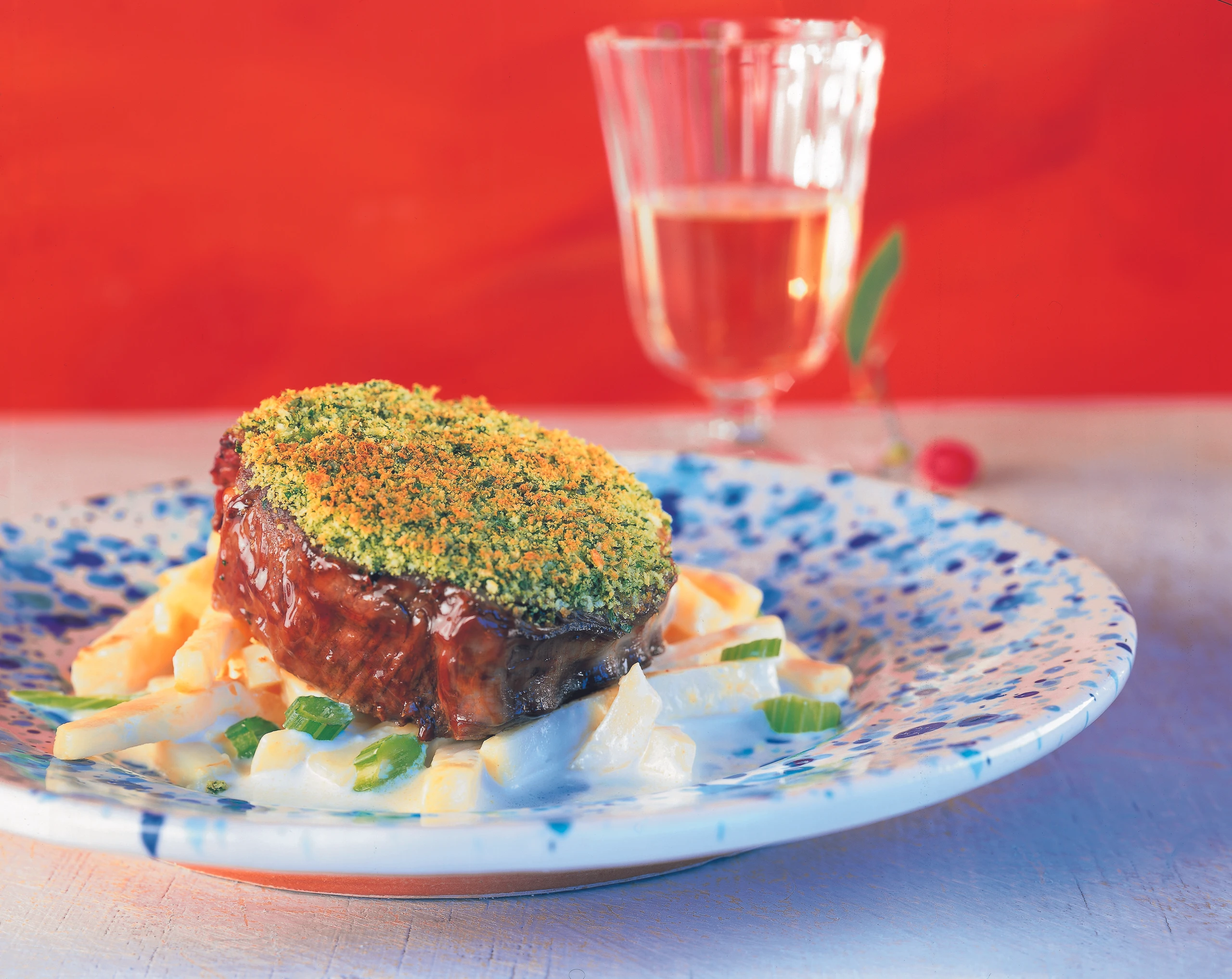 Rindssteak mit Kräuterkruste auf Selleriegemüse
