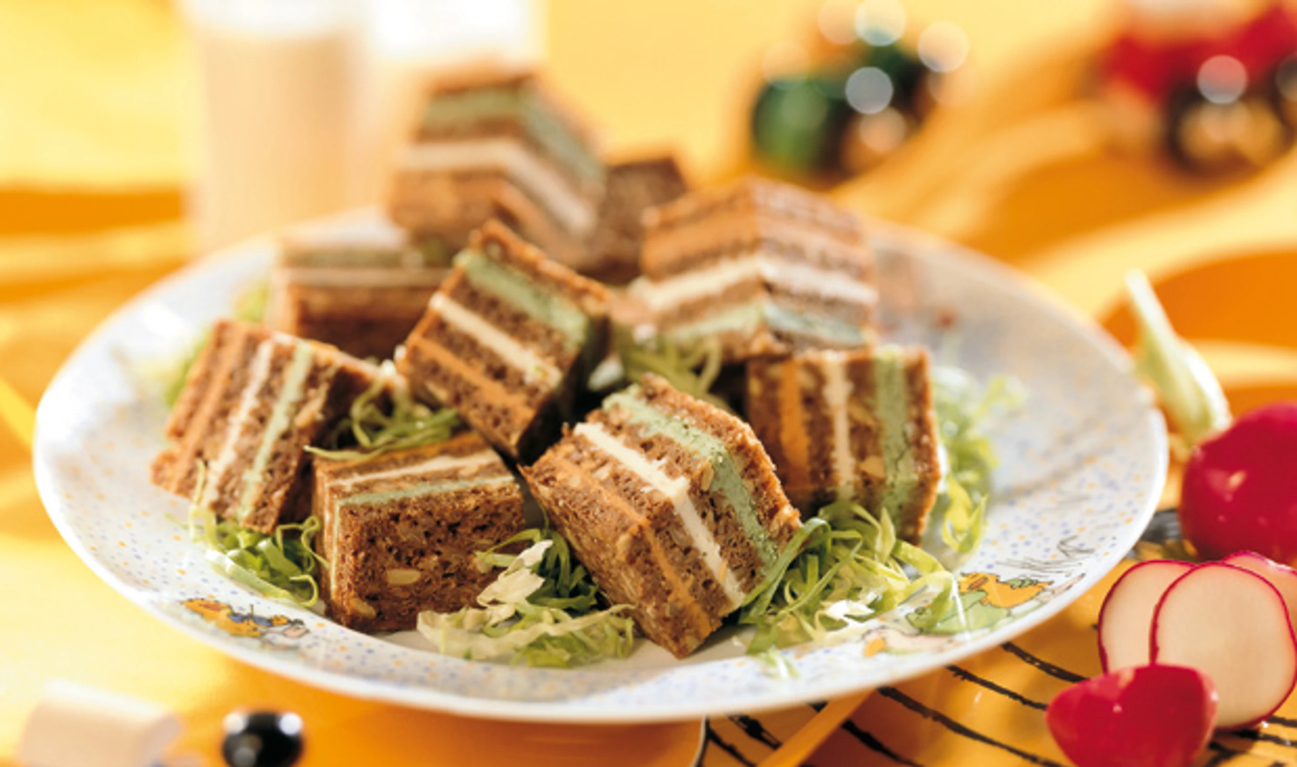 Bunte Aufstrich-Brotwürfel