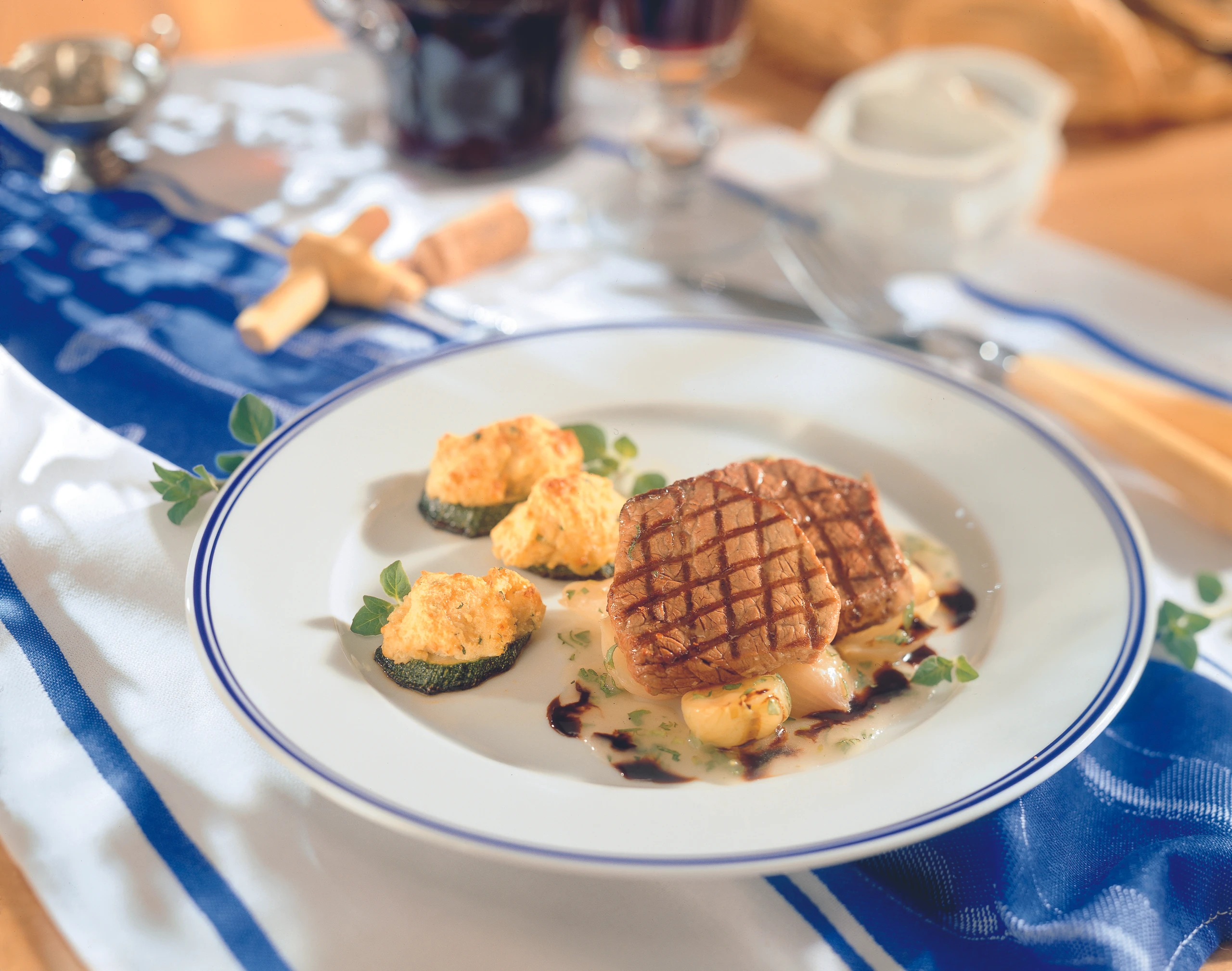Ministeaks mit Schalotten, Balsamsauce und überbackener Zucchini