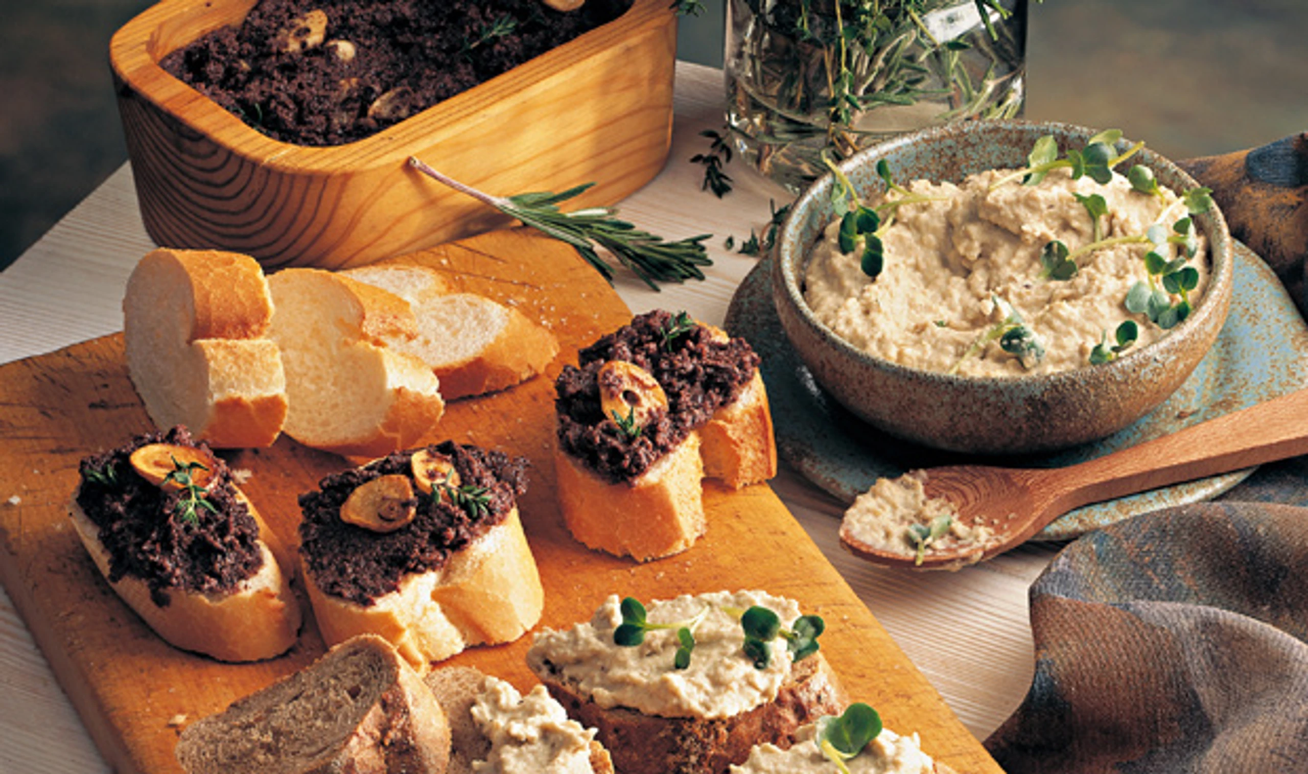 Baguettes mit Oliven-Aufstrich und Melanzani-Aufstrich