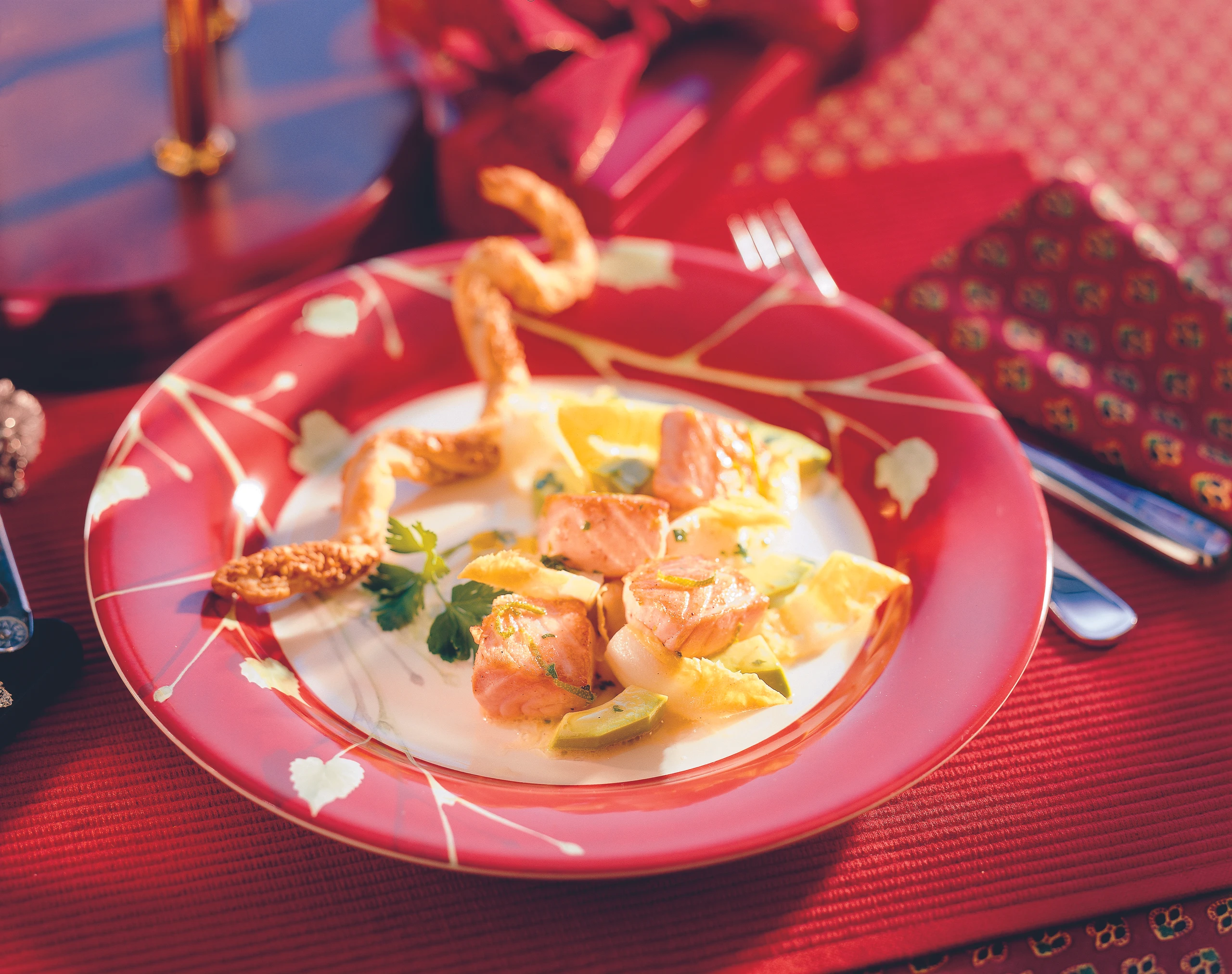 Chicorée-Avocadosalat mit Lachs und Sesamstangerln