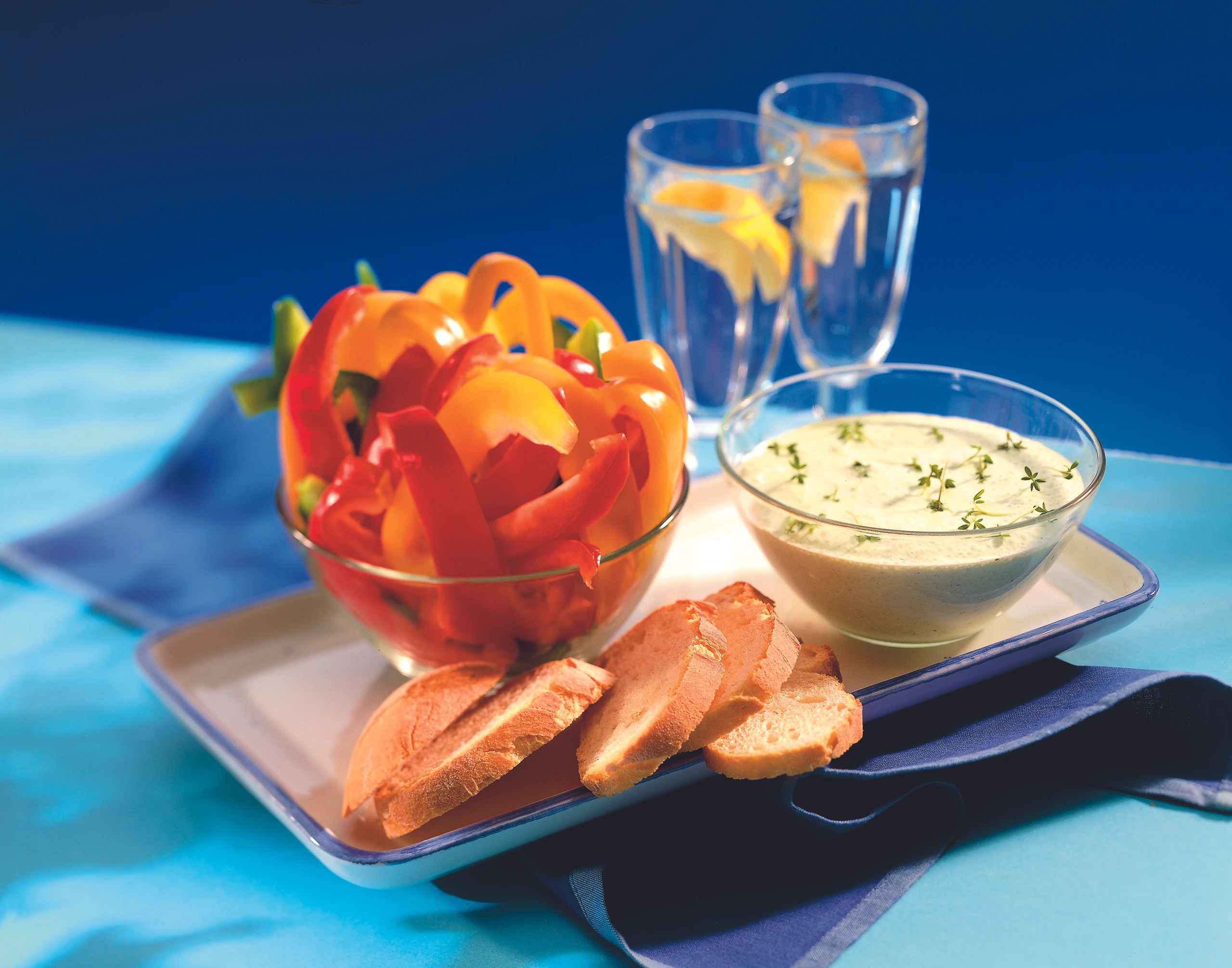 Paprikasticks mit Kräutersauce