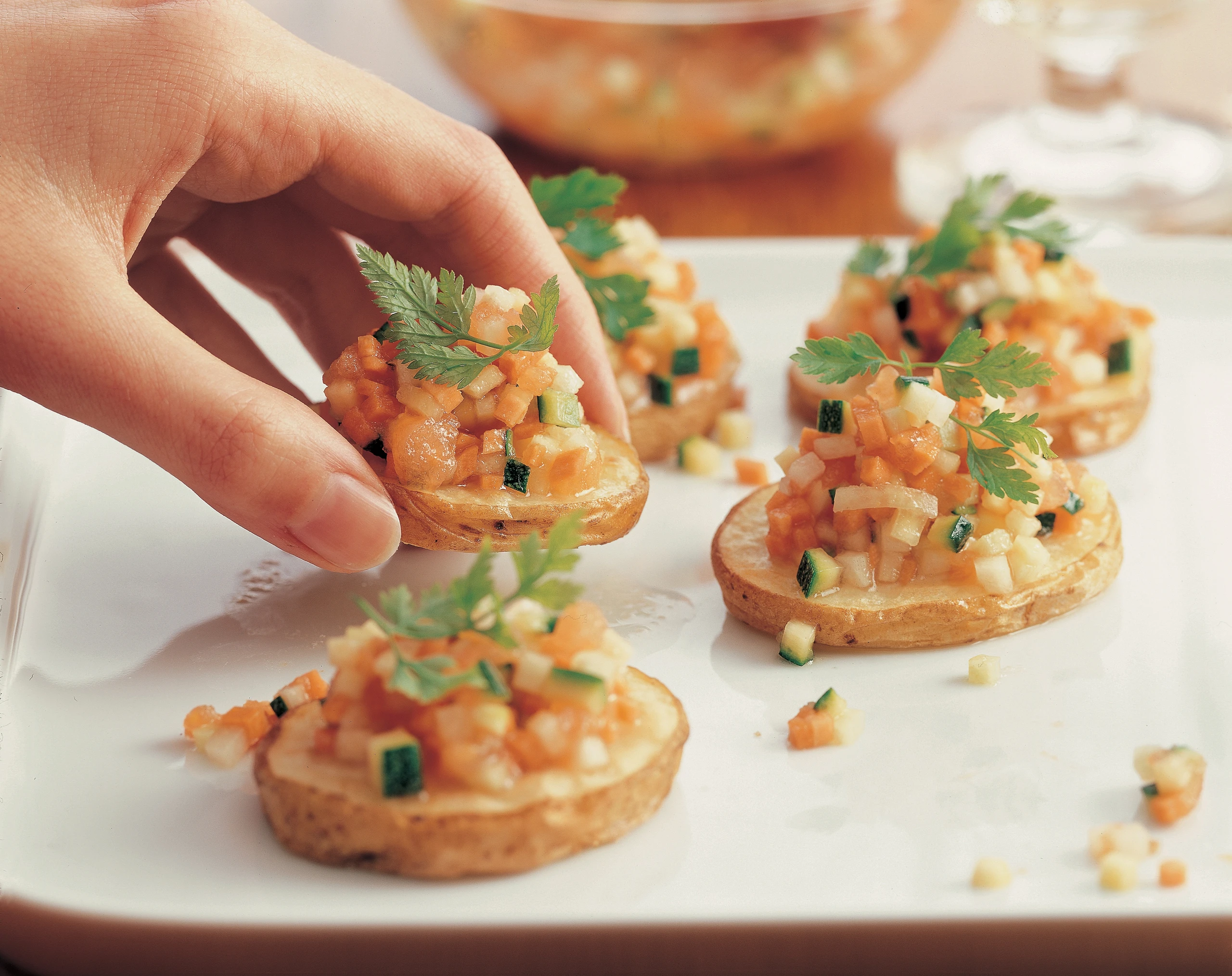 Gemüse-Tatar auf Erdäpfelscheiben