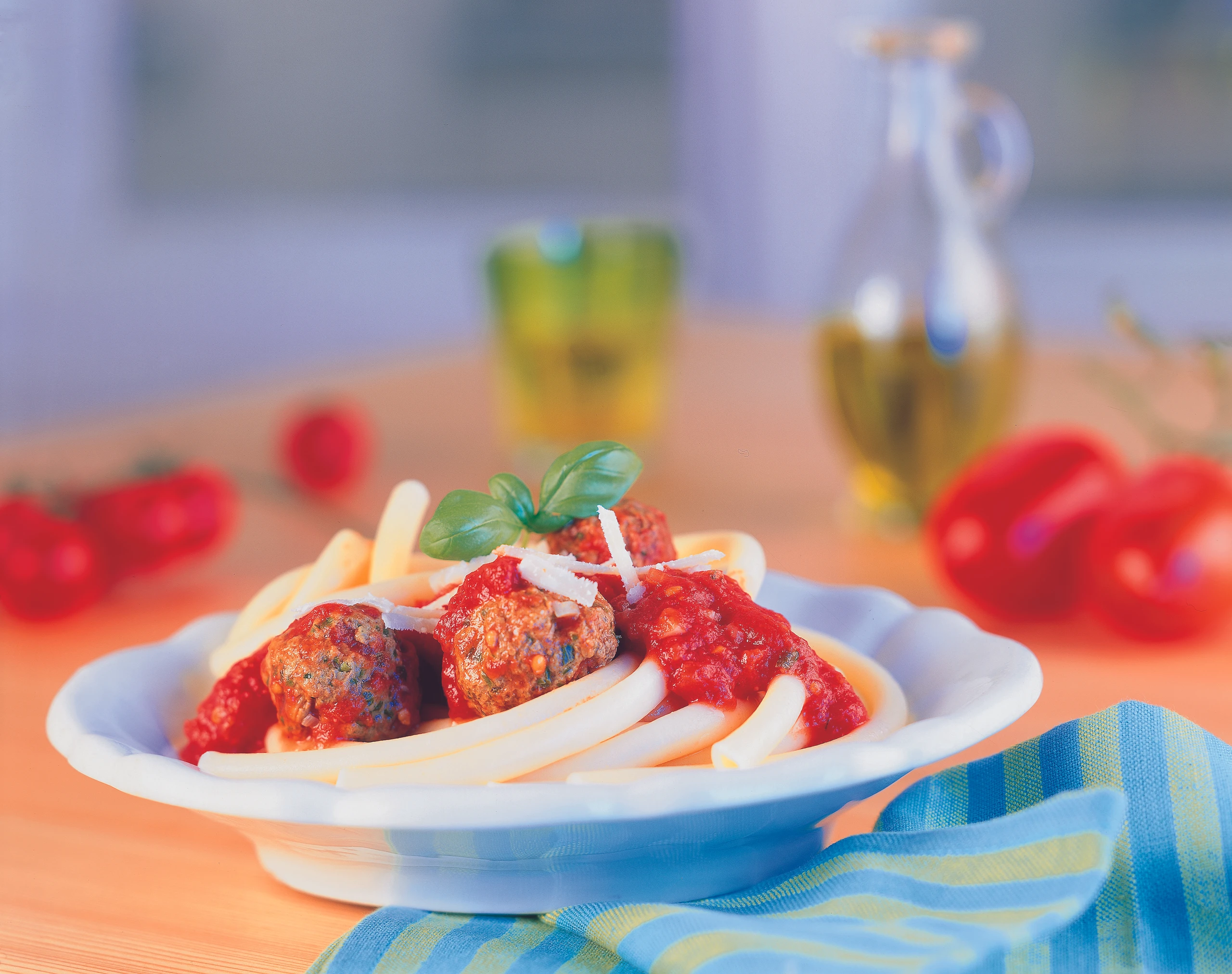 Rindfleischbällchen mit Nudeln und Paradeissauce