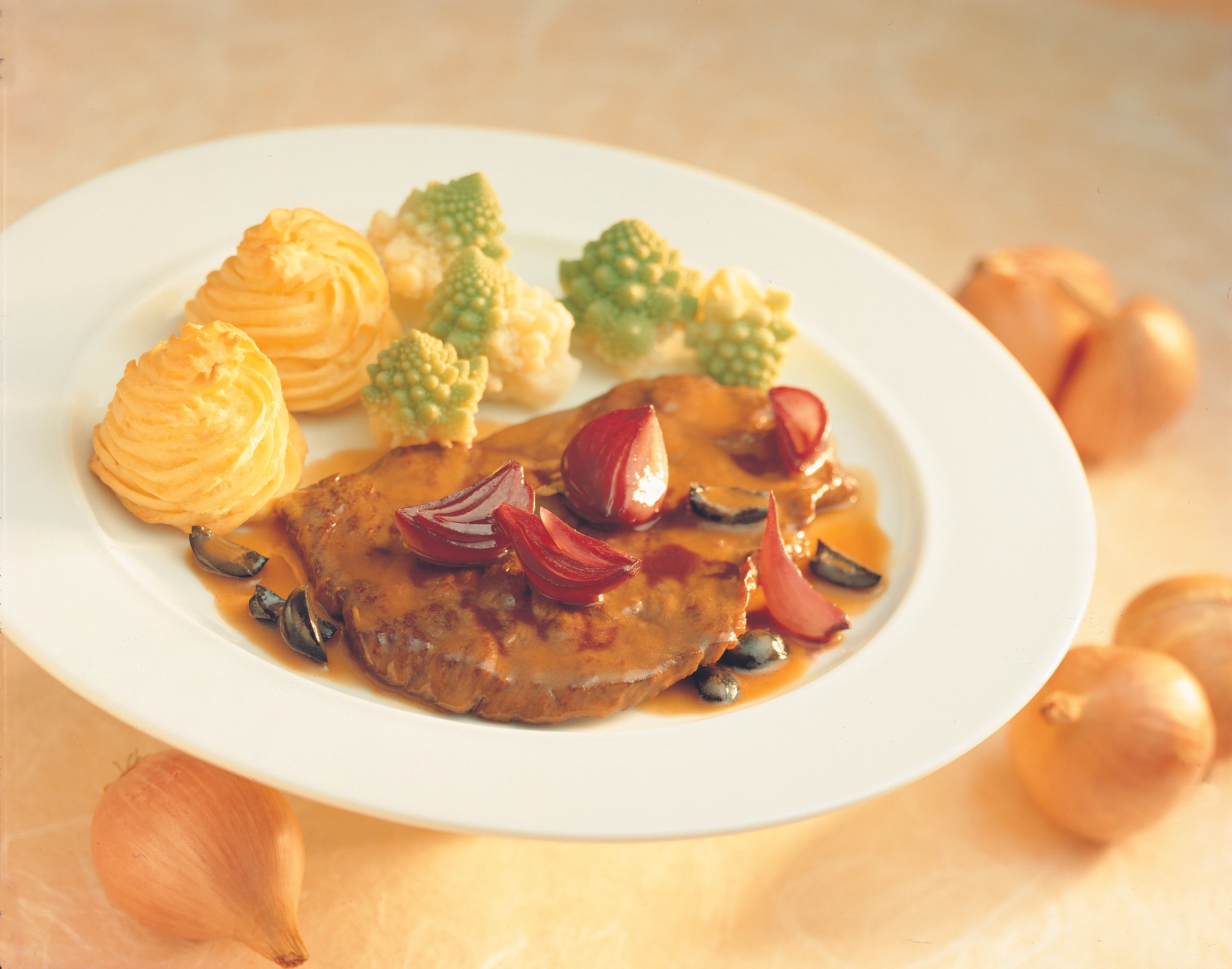 Gedünstete Rindsschnitzel mit Rotwein-Schalotten, Erdäpfel-Krapferln und Romanesco in Butter