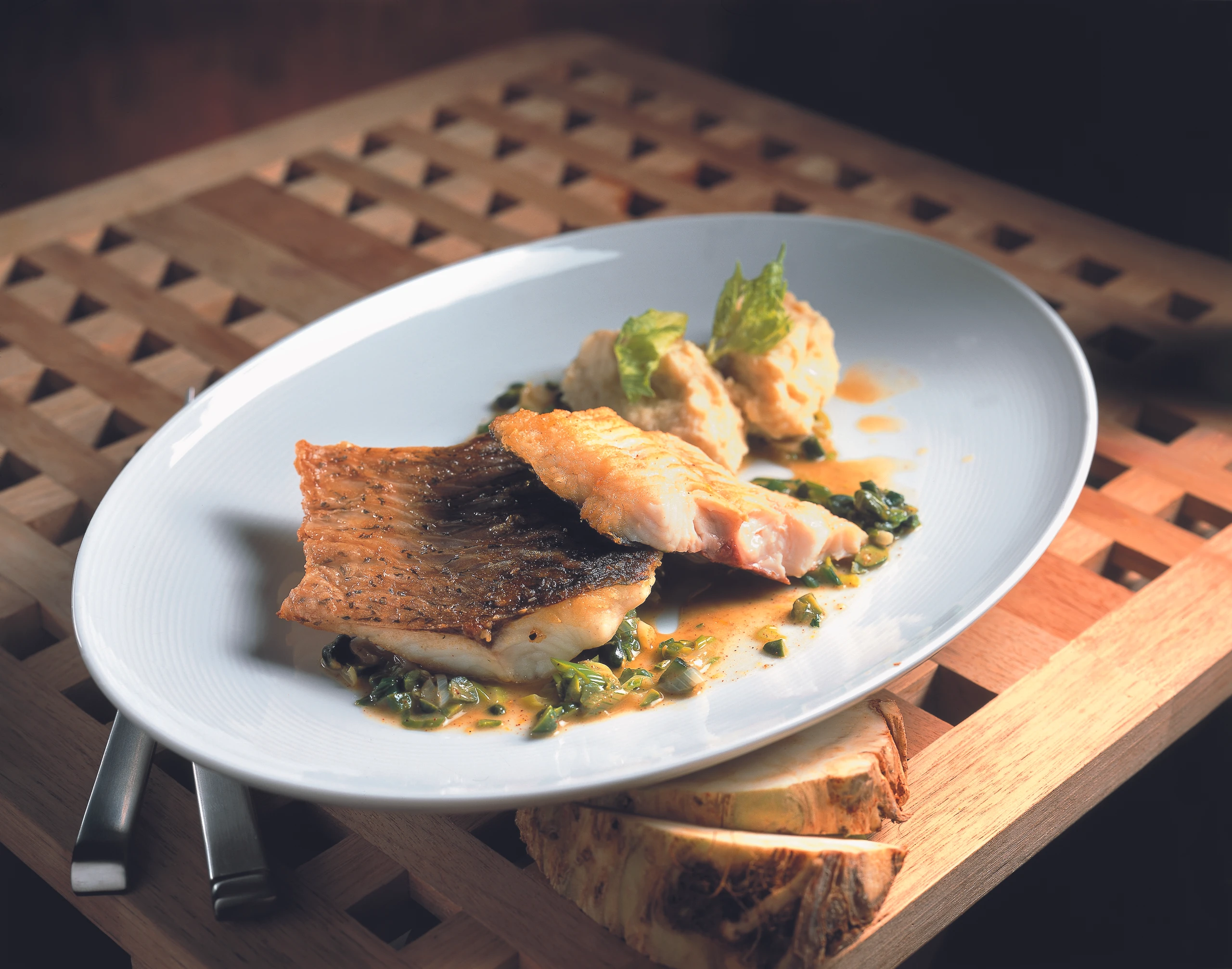 Gebratenes Karpfenfilet mit Pistaziensauce und Selleriepüree