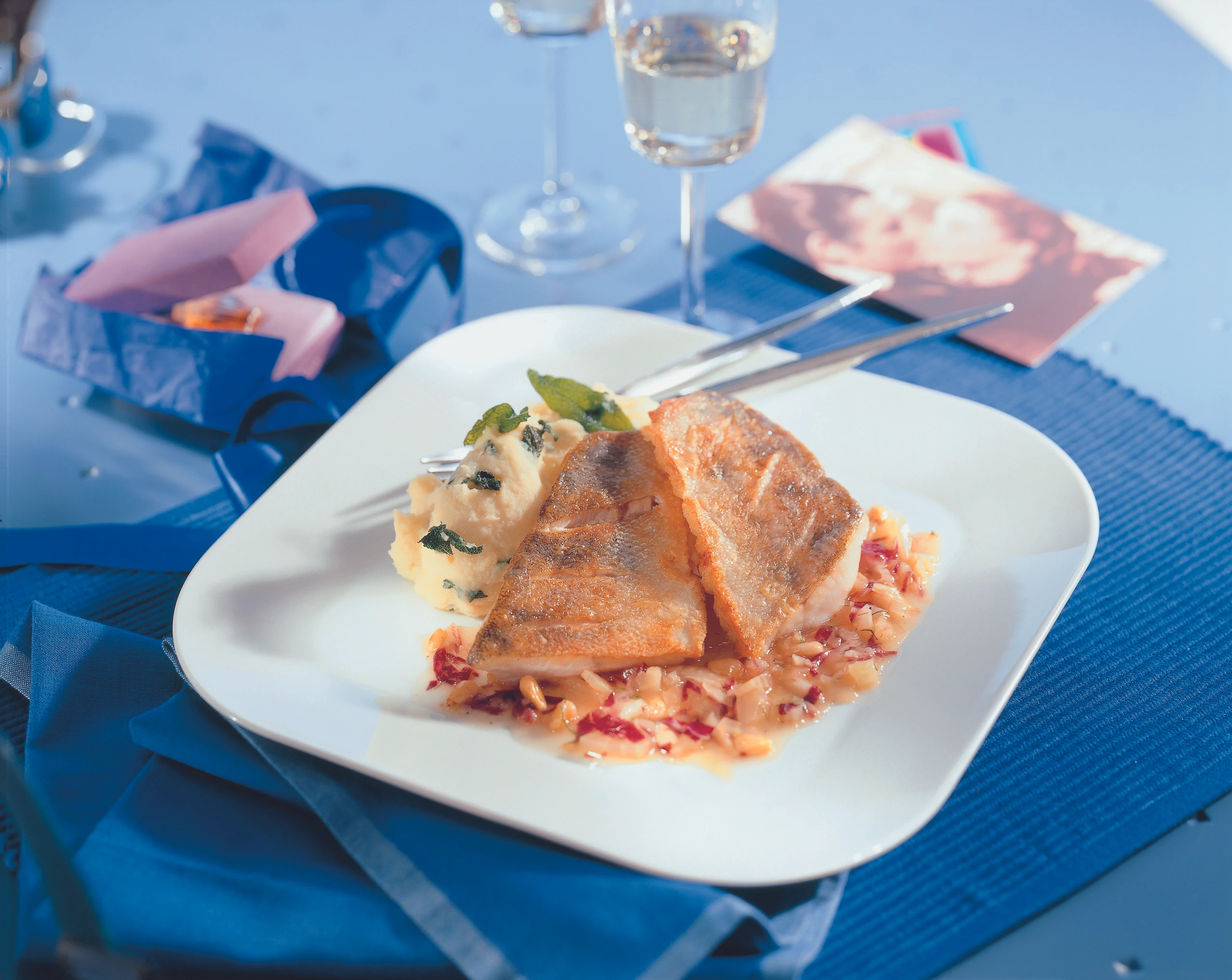 Zanderfilets mit Fenchel-Radicchio-Sauce und Salbei-Erdäpfelpüree