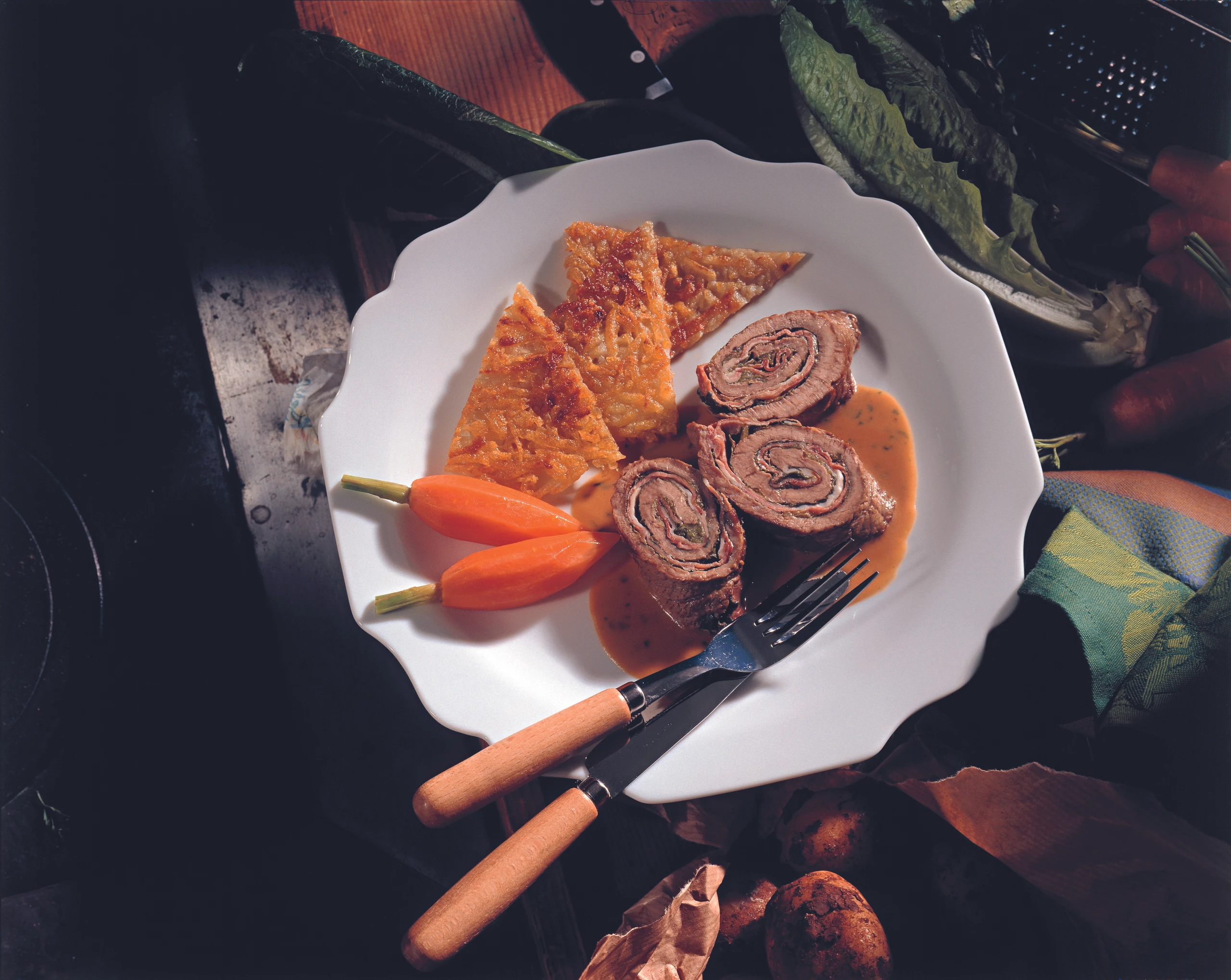Rindsrouladen mit Kochsalat, dazu Erdäpfelrösti und Karottengemüse
