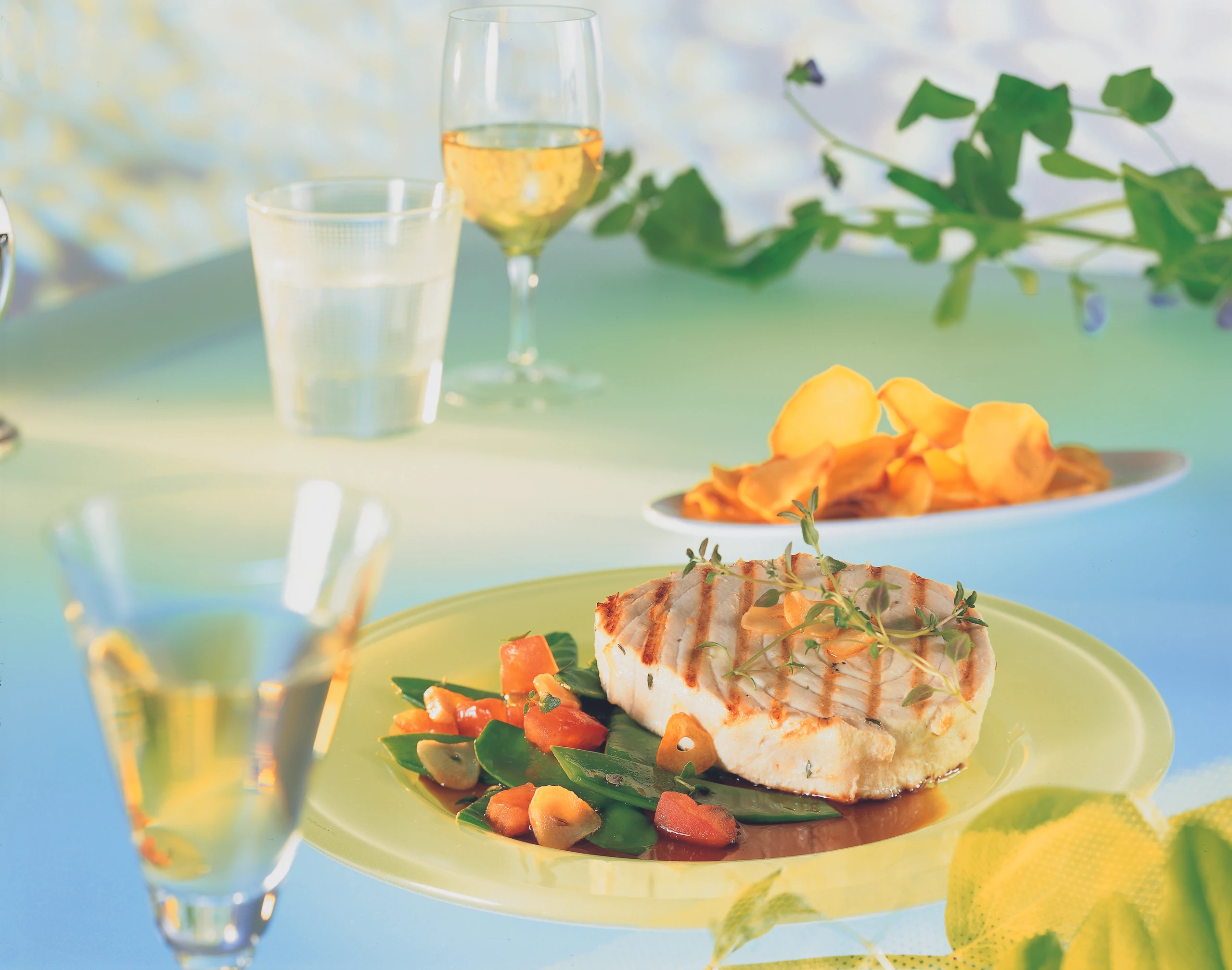 Mariniertes Thunfisch-Steak mit Erbsenschoten-Paradeiser-Gemüse und Erdäpfelchips