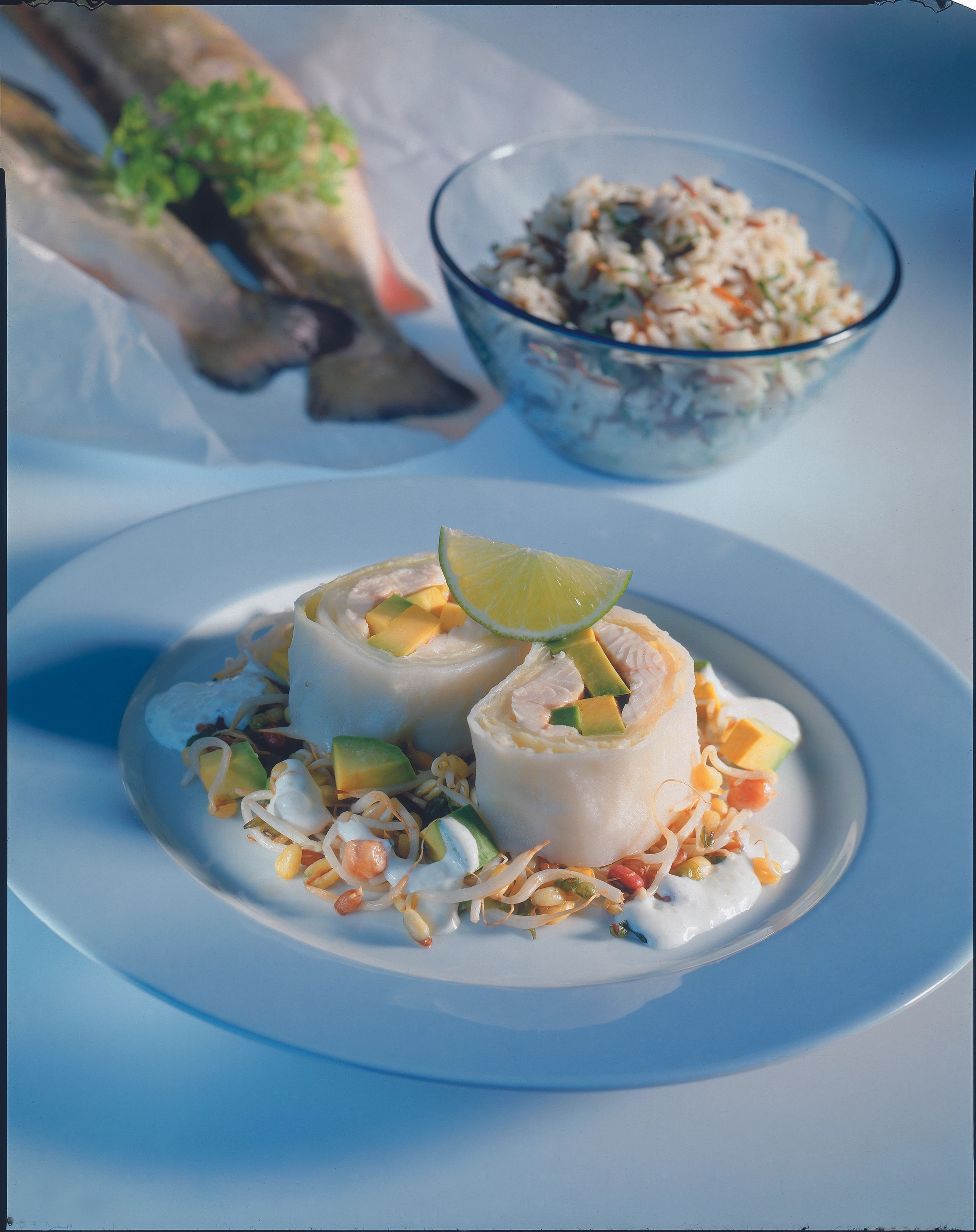 Gedämpfter Saibling im Reisblatt auf Sprossengemüse