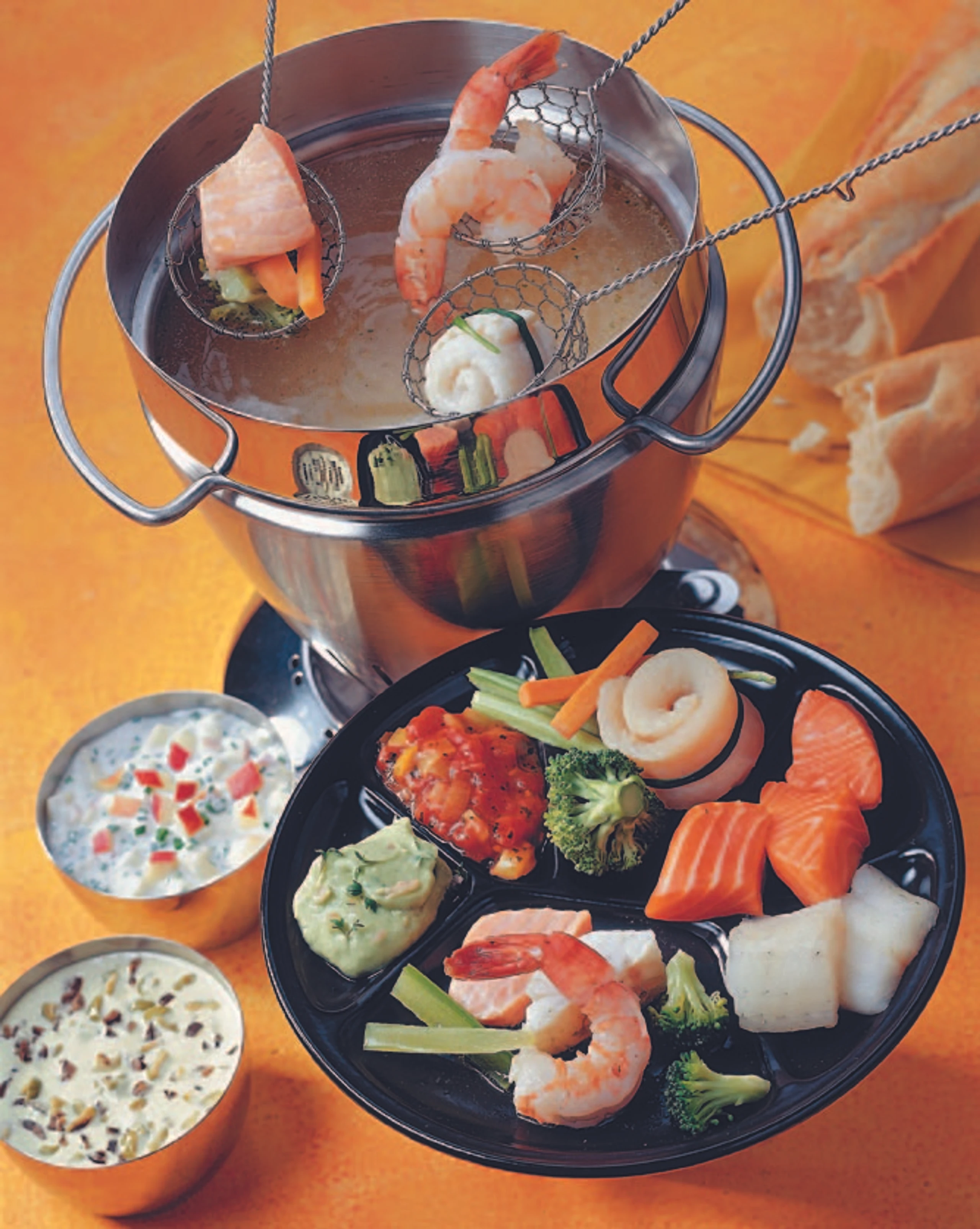 Fischfondue mit buntem Gemüse