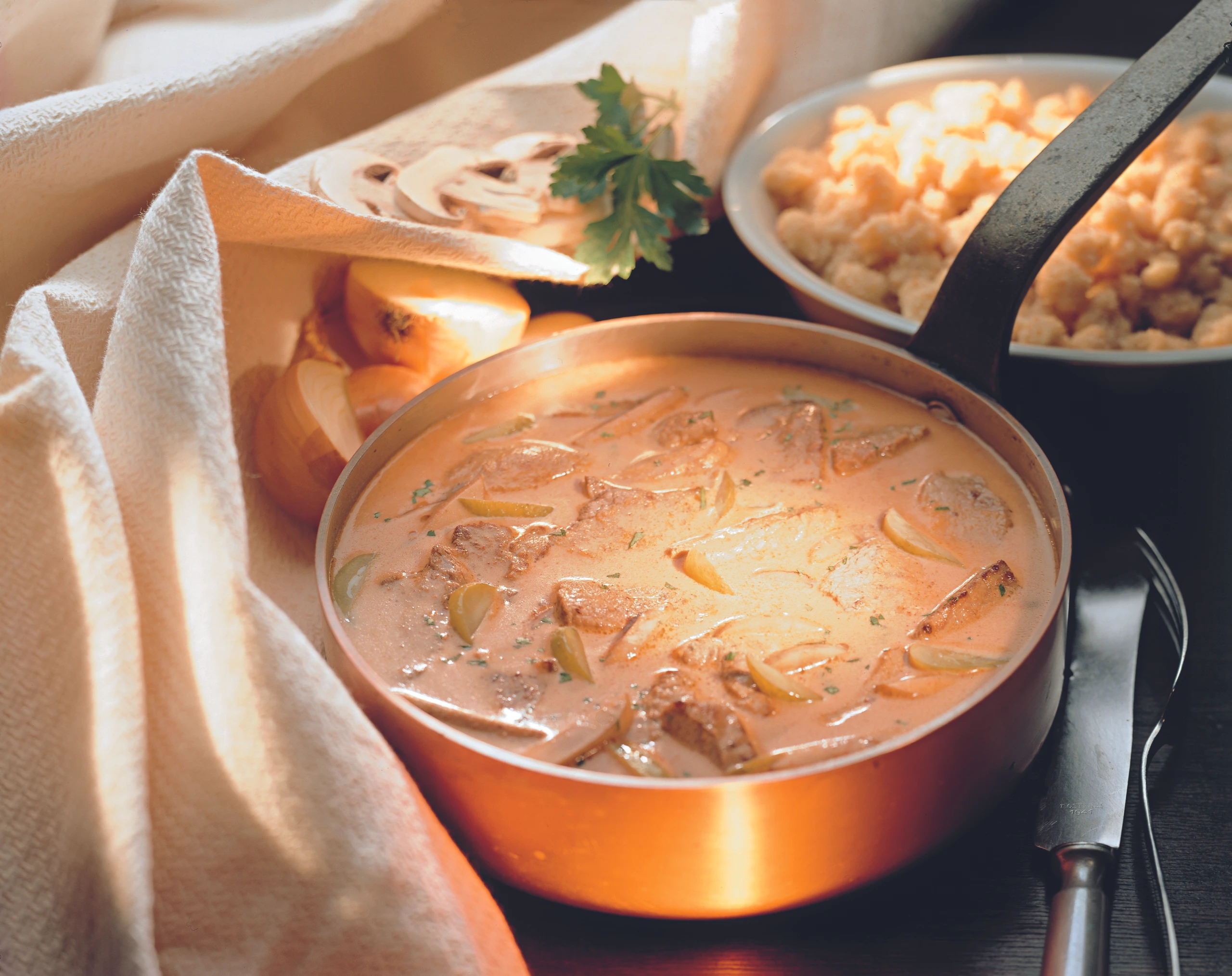 Rindsfiletspitzen Stroganoff mit Spätzle in Bröseln