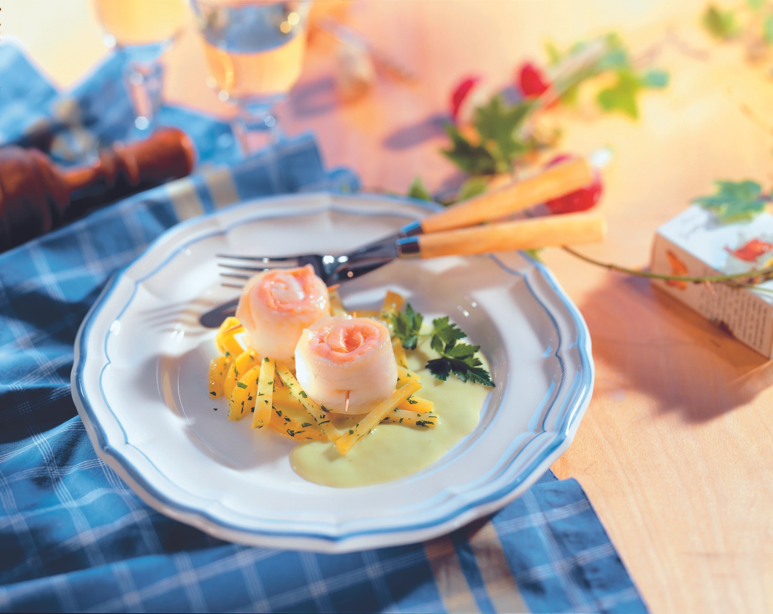 Seezungen-Lachs-Röllchen auf Avocadosauce mit Erdäpfel-Kräuterstiften