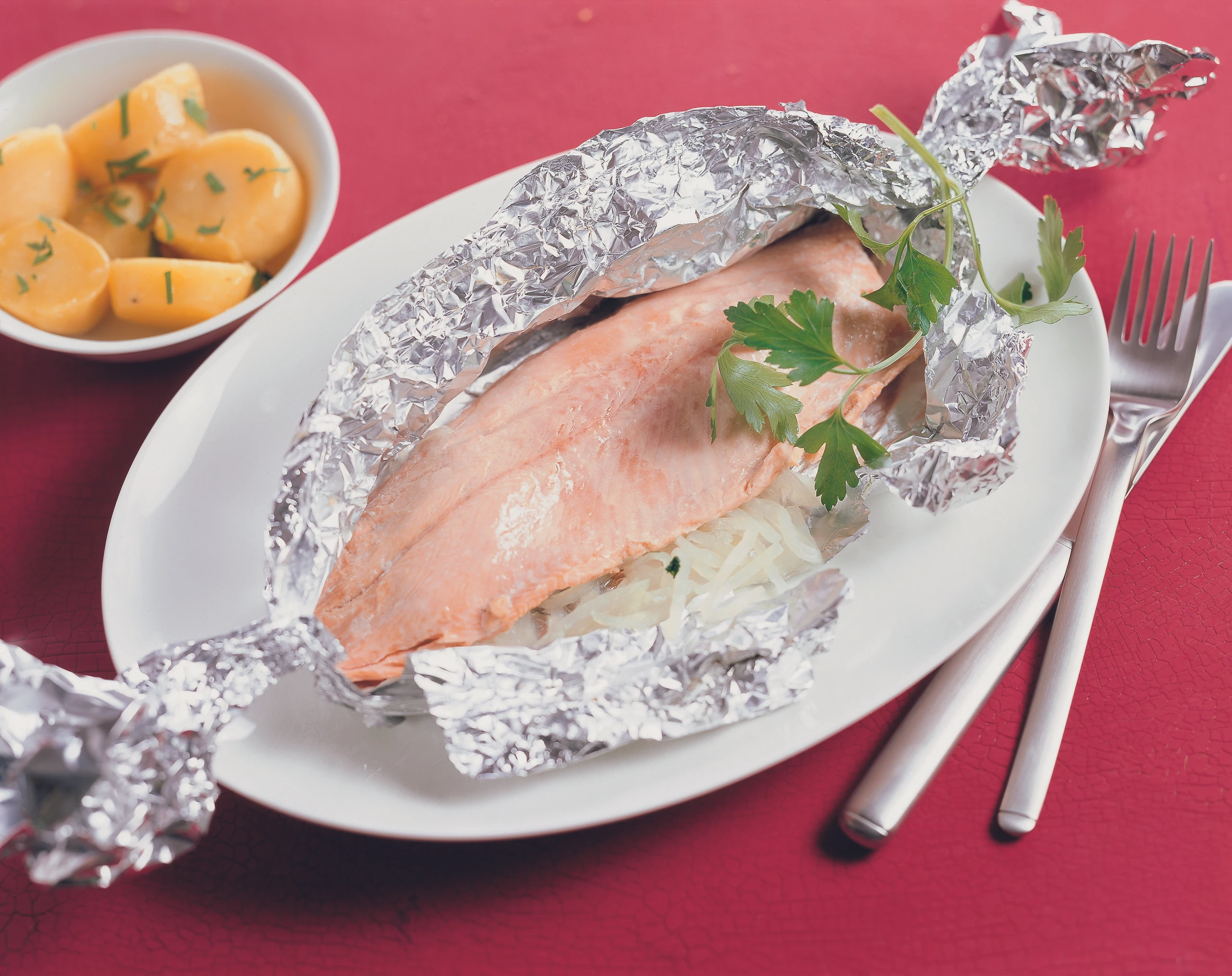 Lachsforelle mit Kohlrabi in der Folie gegart