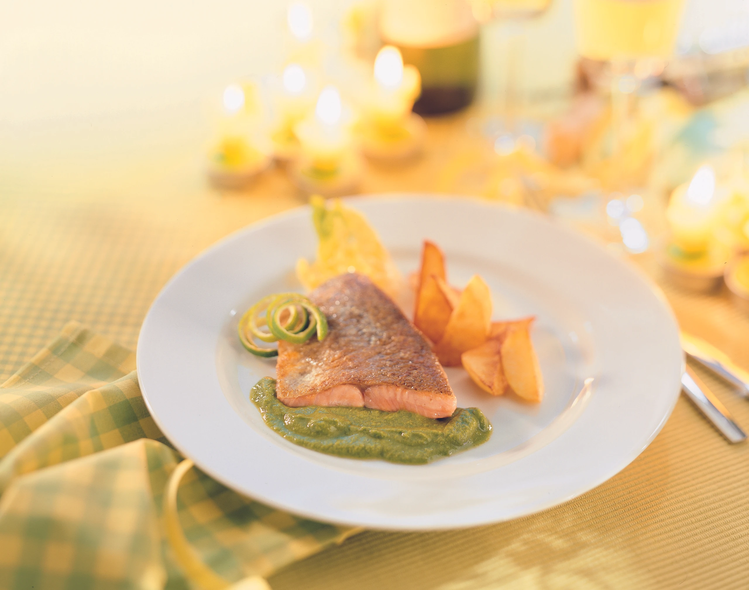 Lachsforellenfilet auf cremiger Salatsauce mit gebackenen Erdäpfelspalten