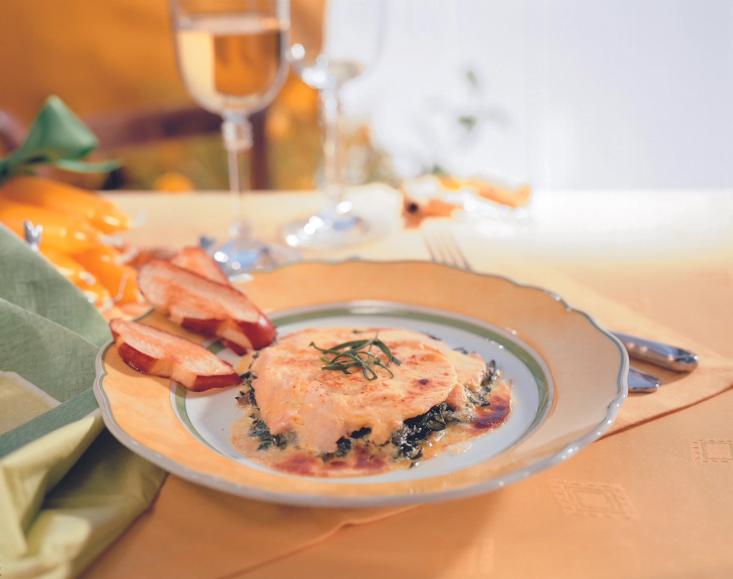 Überbackenes Lachsforellenfilet auf Mangold