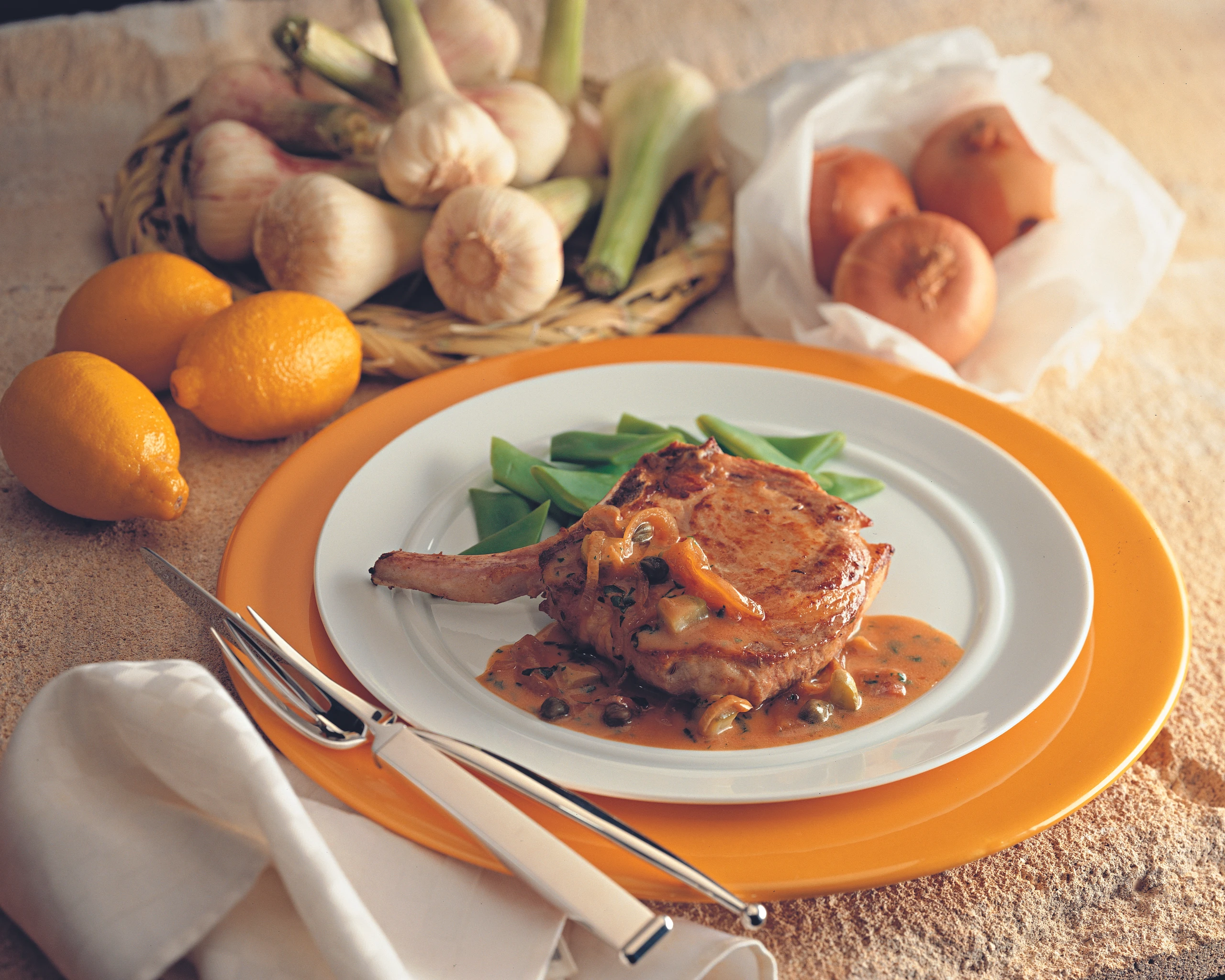 Gebratene Schweinskoteletts mit würzigem Saft