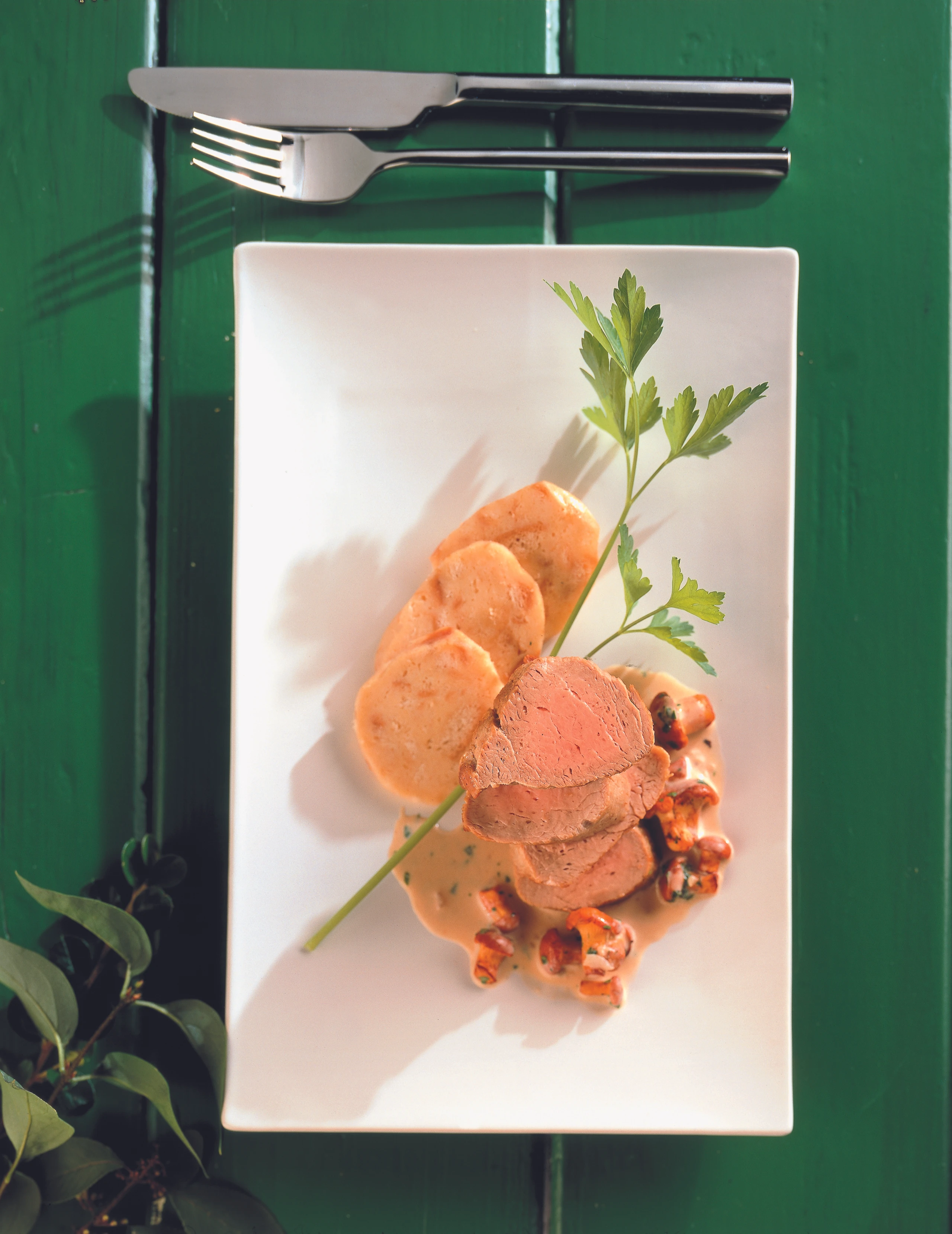 Schweinsfilet mit Schwammerlsauce und Serviettenknödel