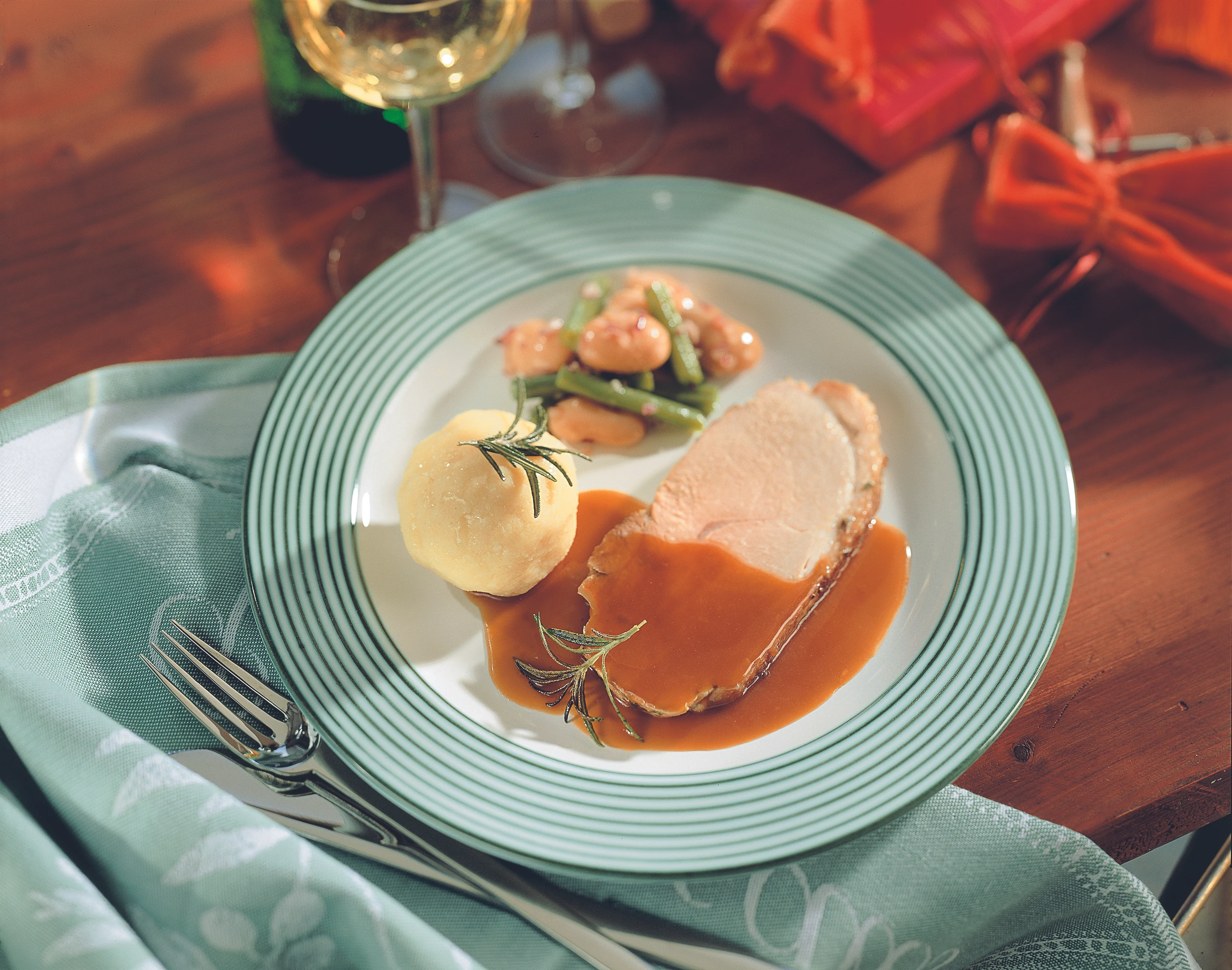 Schweinsbraten mit Rosmarin und dunkler Biersauce, dazu Bohnengemüse und Erdäpfelknödeln