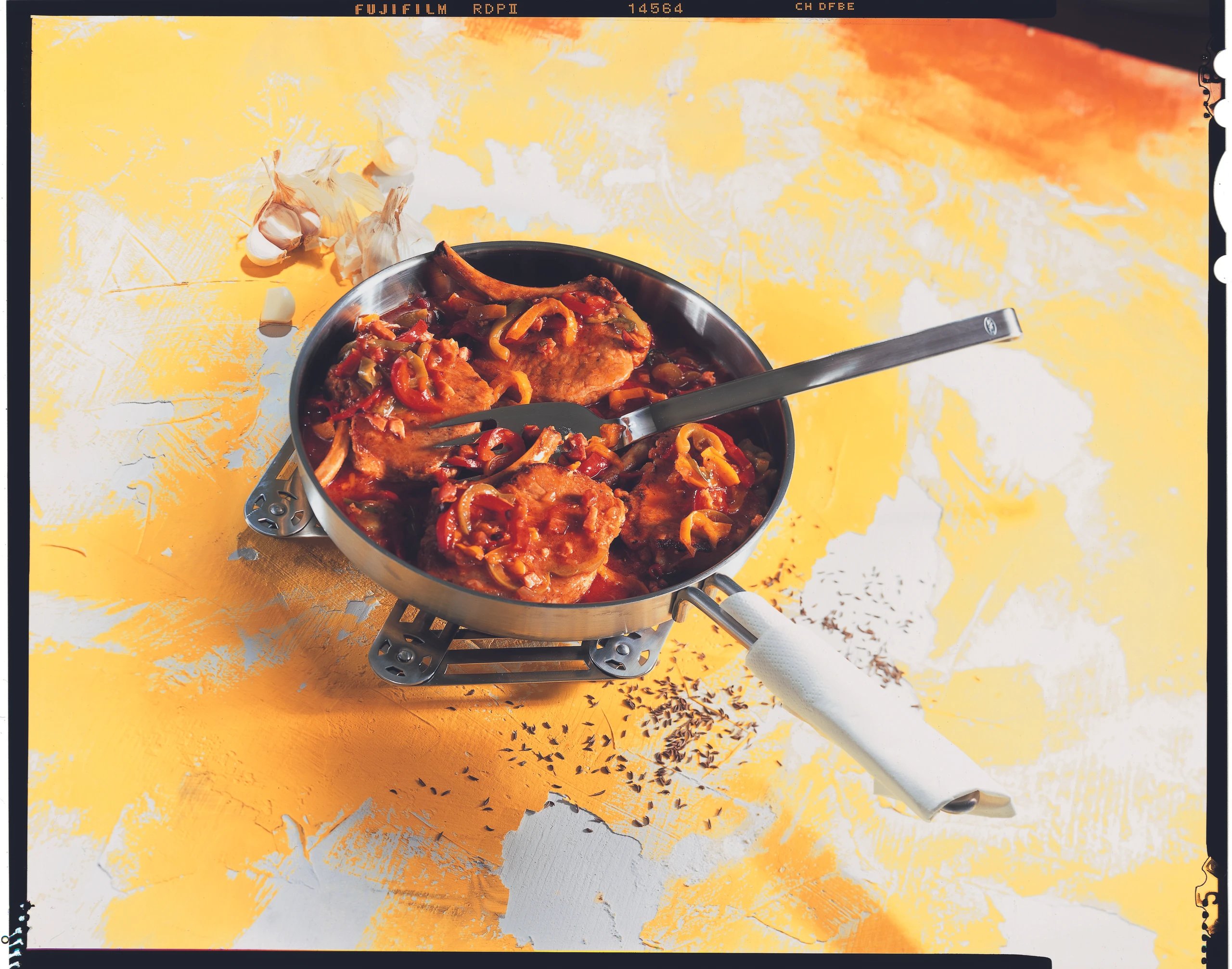 Schweinskoteletts mit Letscho und Braterdäpfeln