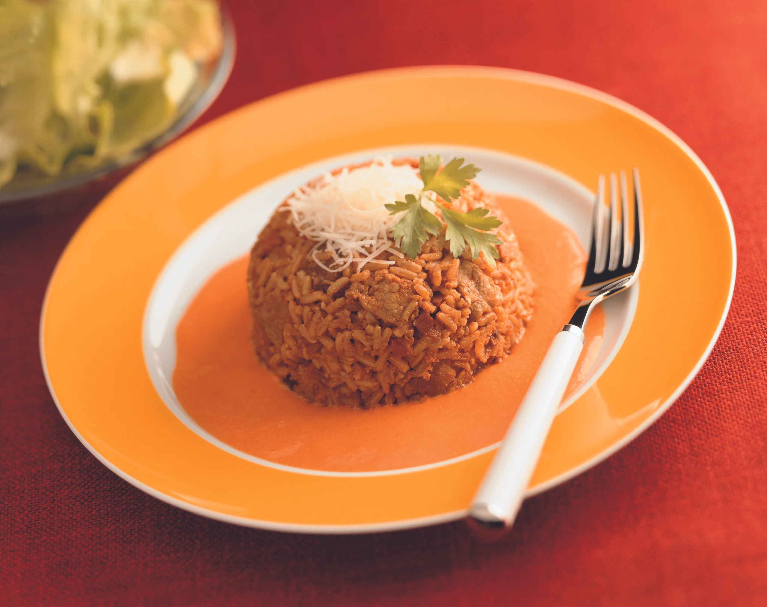 Pikantes Reisfleisch mit Paprikasauce und grünem Salat