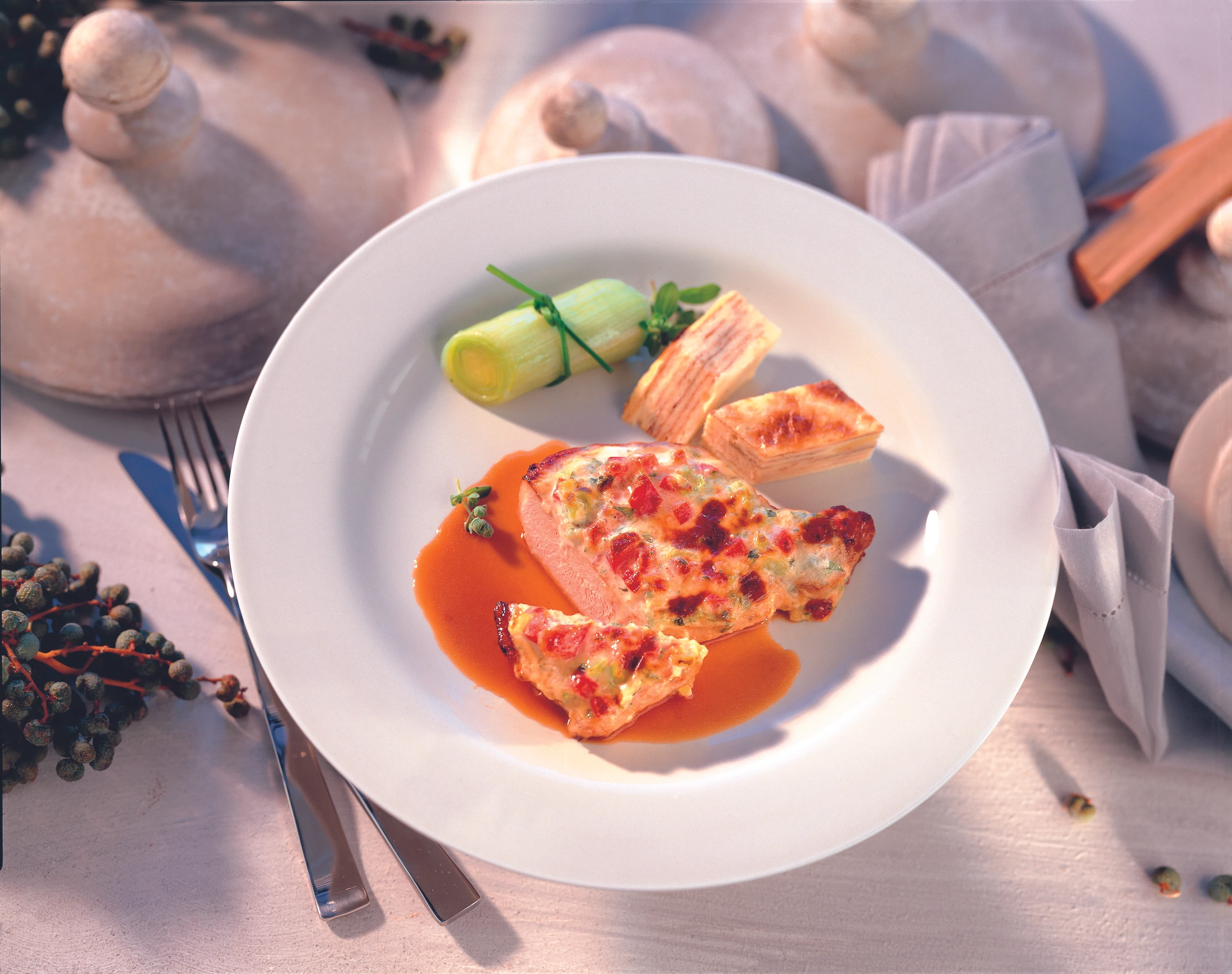 Schweinsrückensteaks mit Paprika-Käsekruste und Erdäpfelauflauf