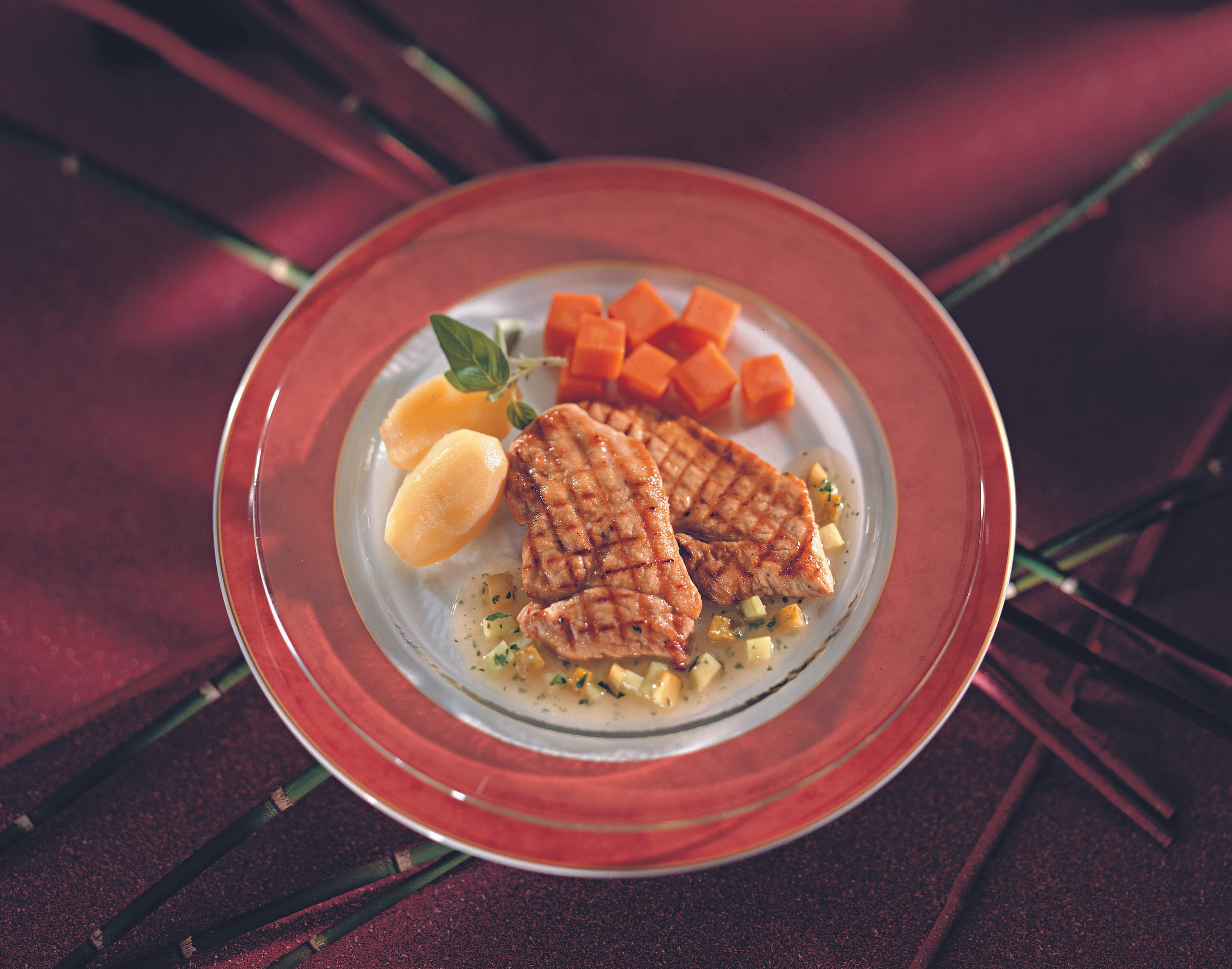 Gegrillte Schweinsschnitzel mit Gurken-Senf-Fond und Salzerdäpfeln