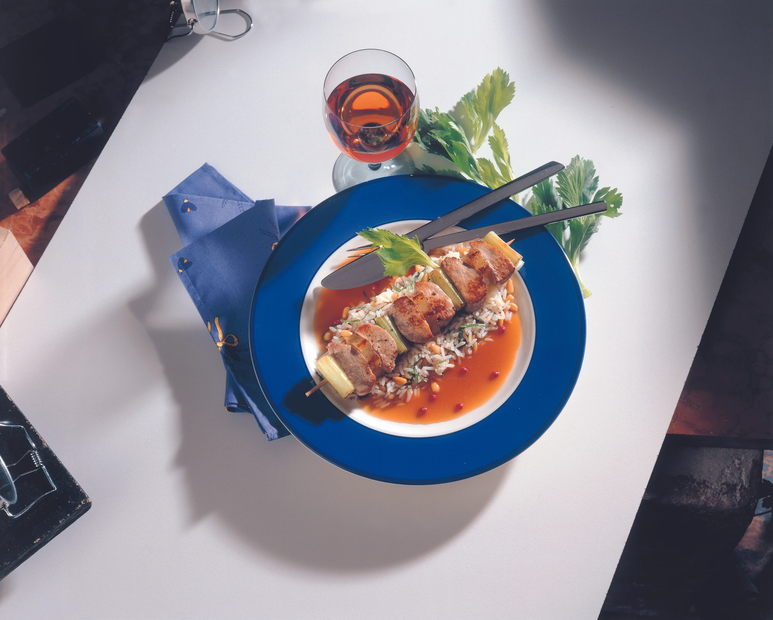 Fleischspieße mit Ananas und Sellerie