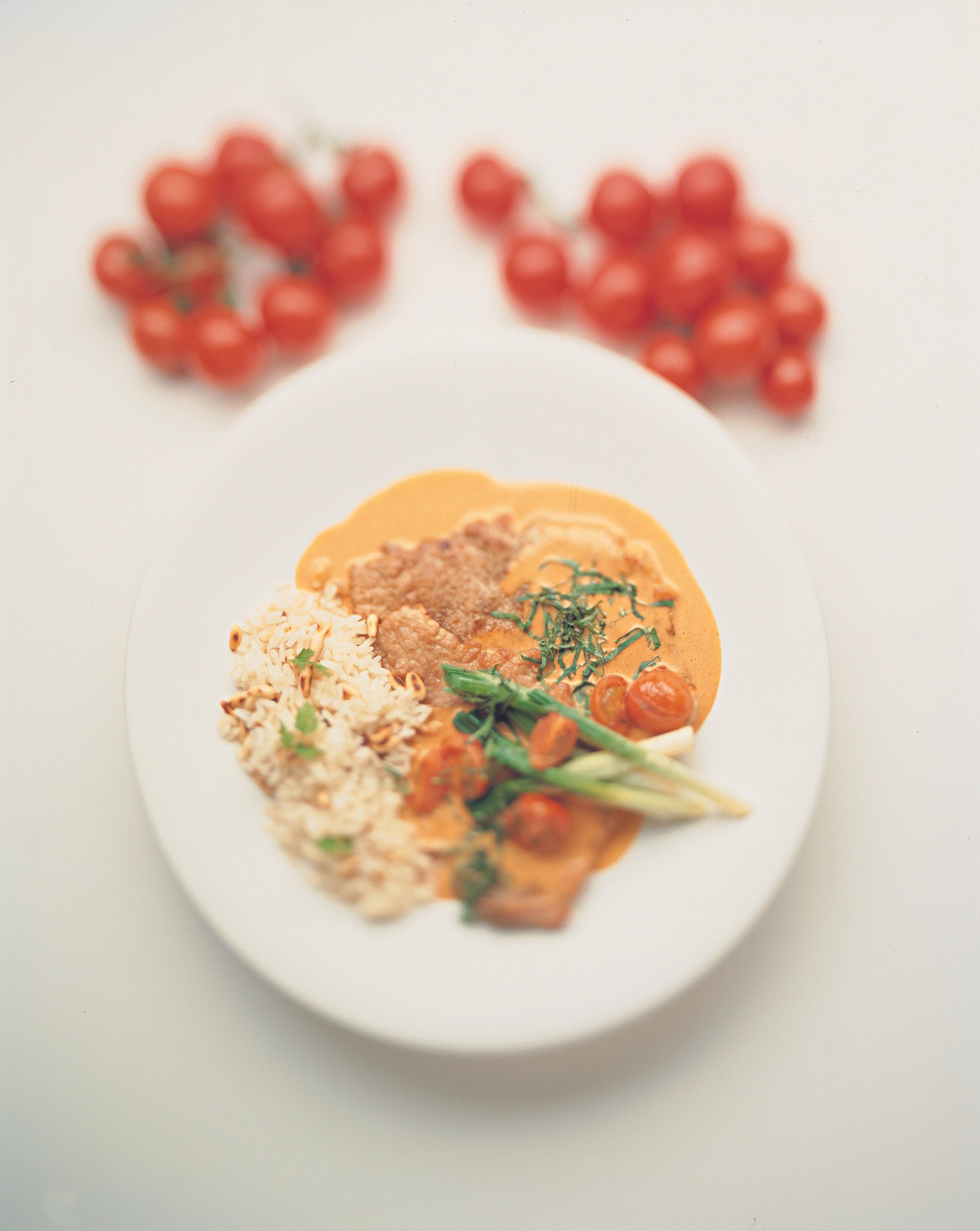 Schweinsschnitzel in Paradeiser-Lauchsauce mit Pignolireis