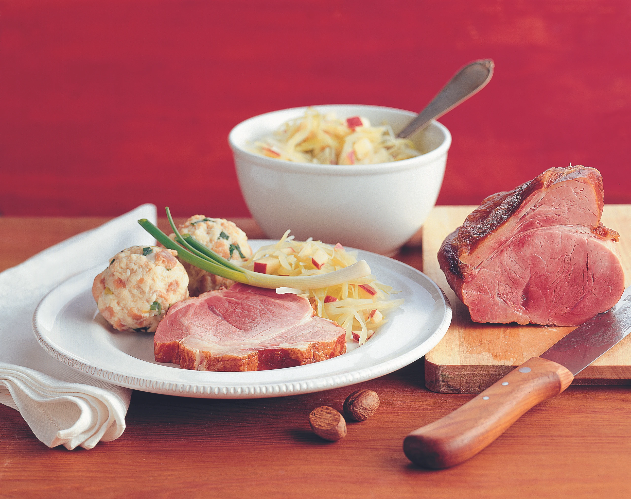 Gekochter Schinken mit Apfel-Weinkraut und Semmel-Krenknödeln