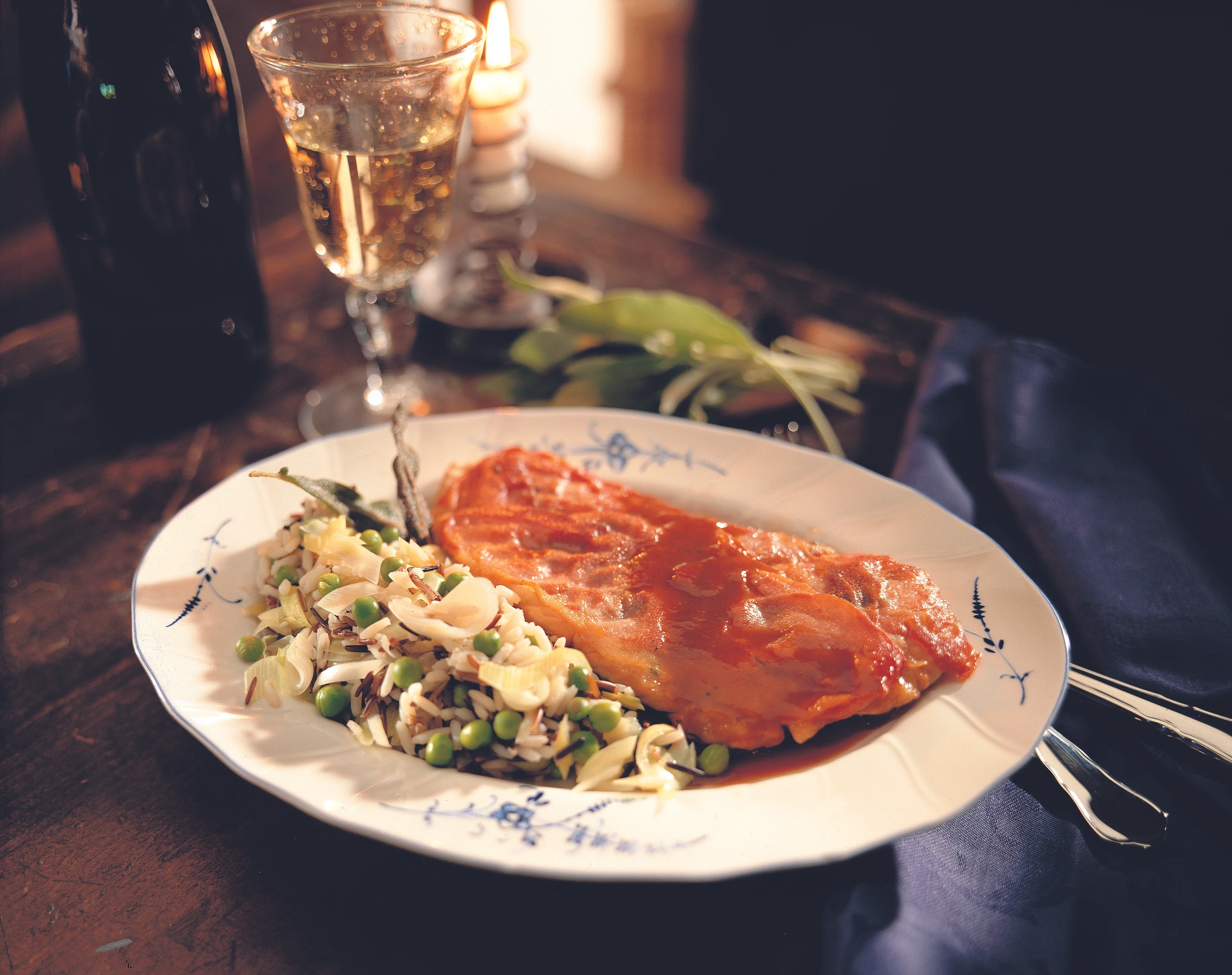 Naturschnitzel mit Rohschinken und Salbei, dazu gemischter Reis mit Gemüse