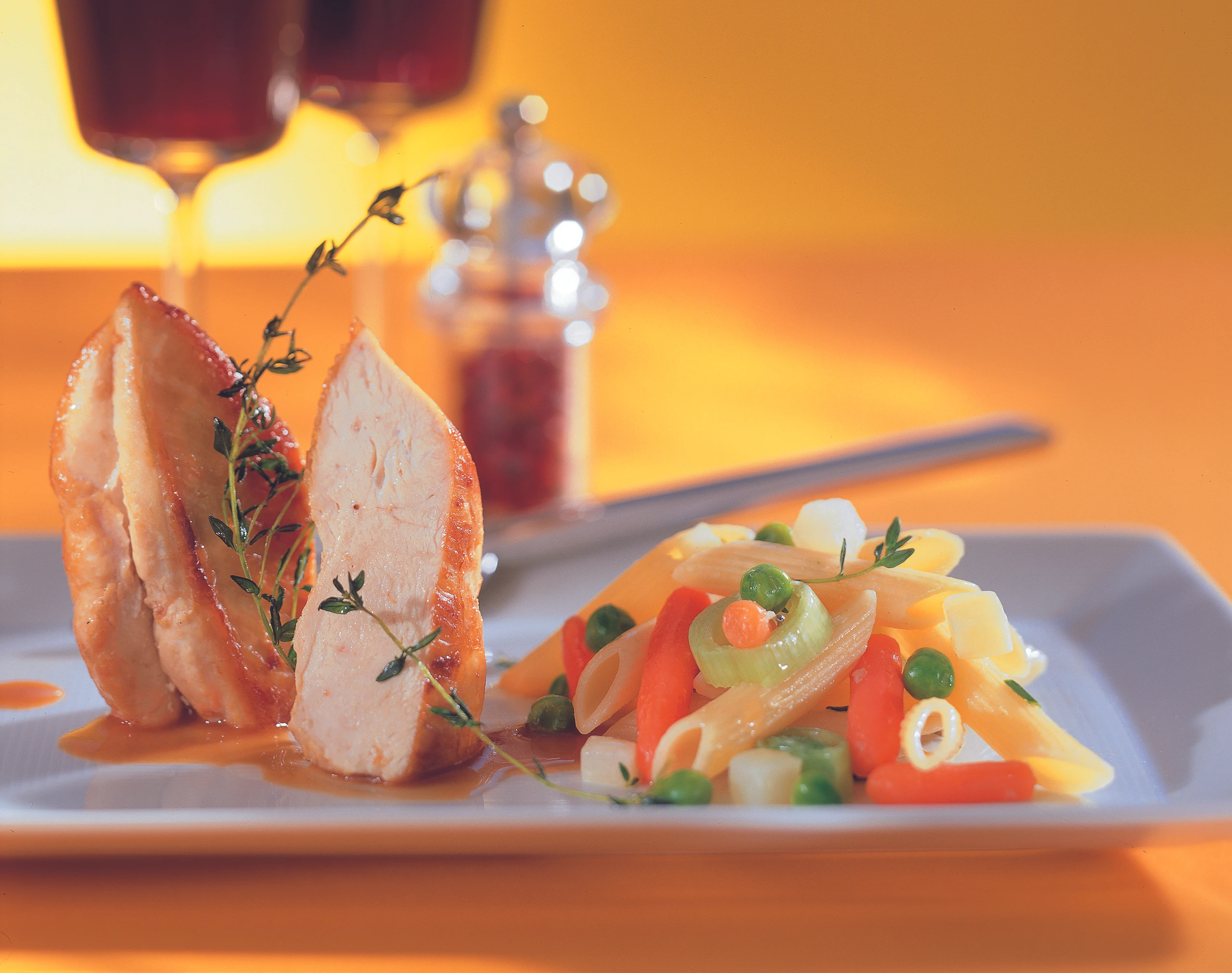 Hühnerfilets mit Gemüsenudeln