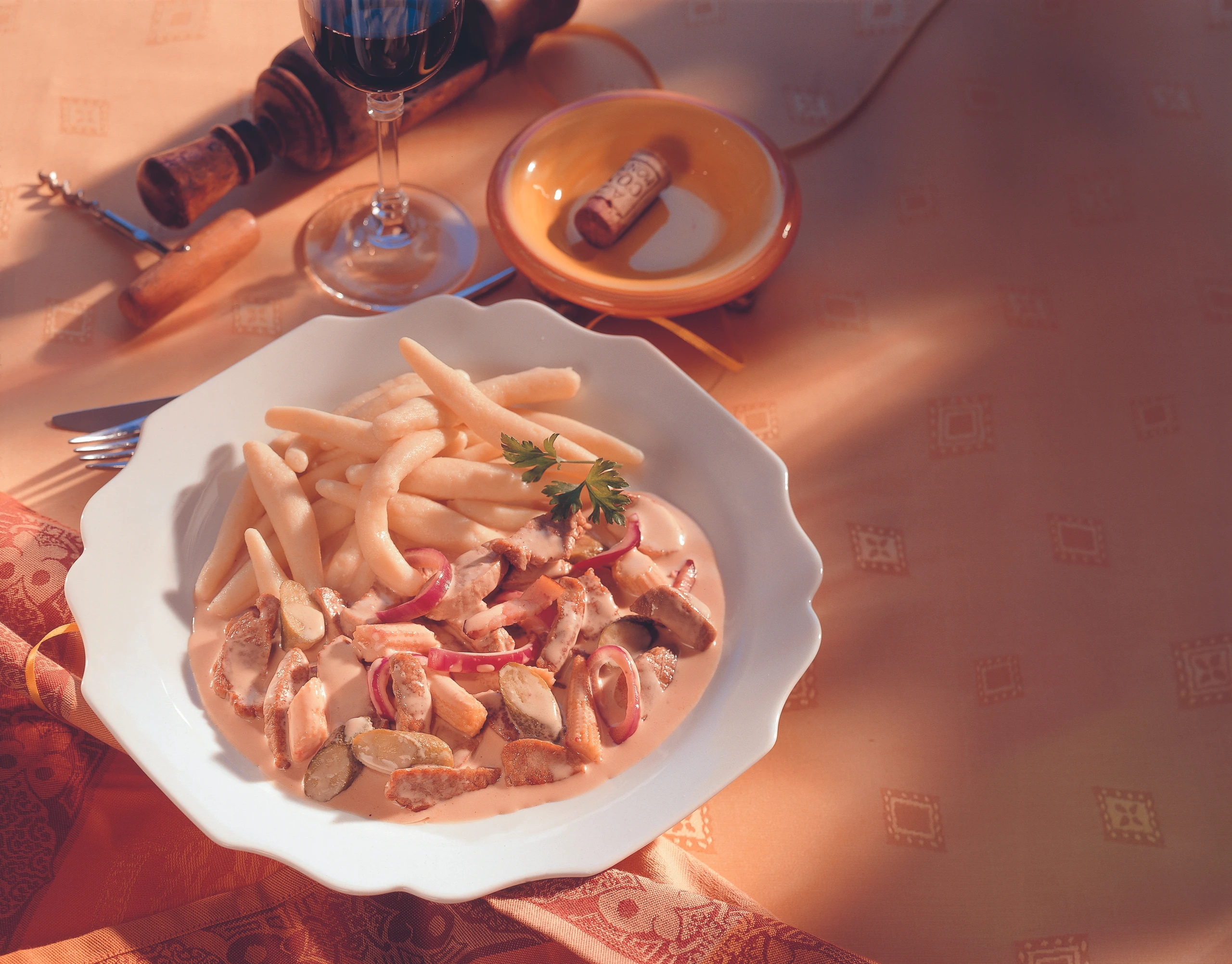 Geschnetzeltes vom Schwein mit pikanter Sauce und Erdäpfel-Nudeln