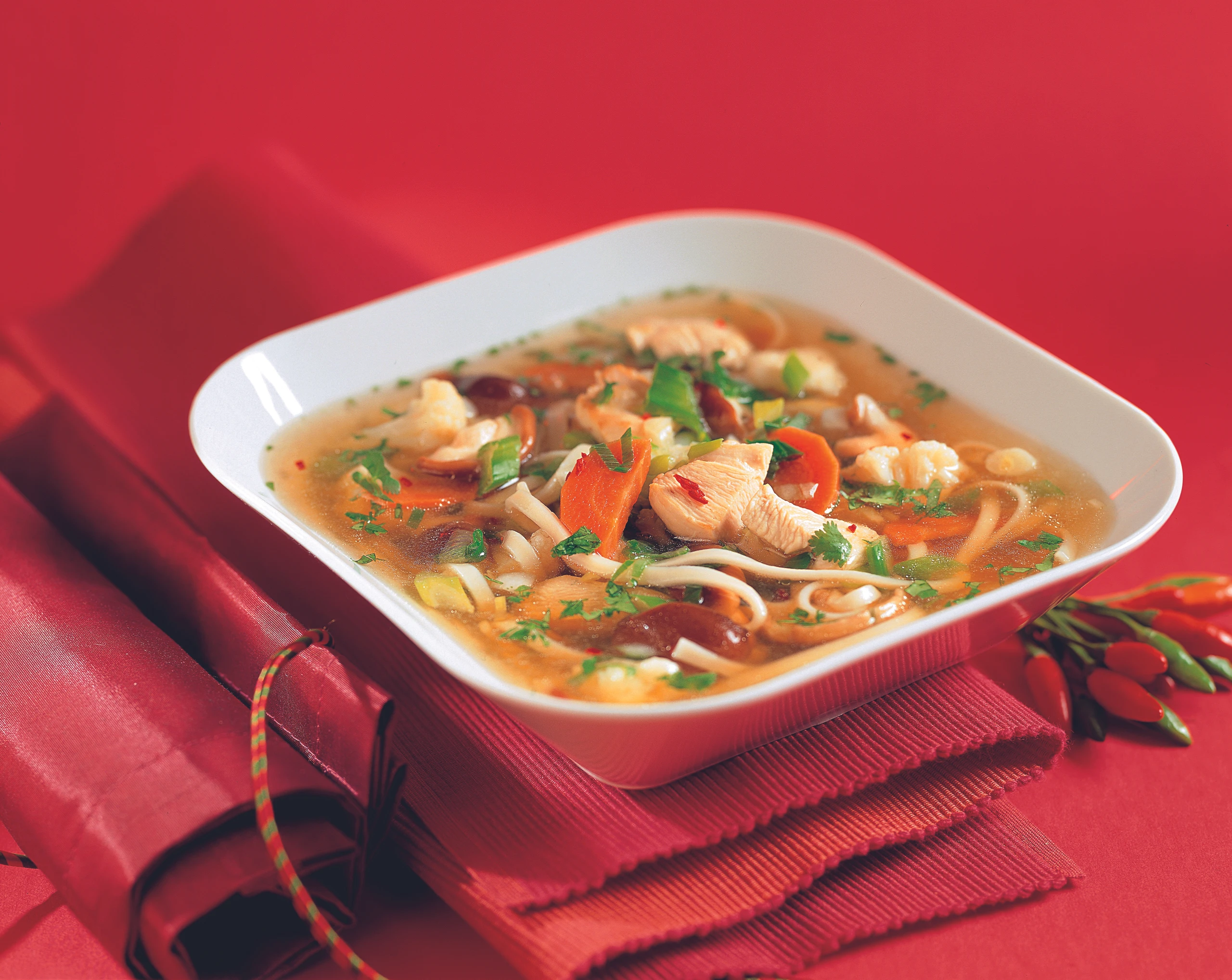 Scharfe Hühnersuppe mit Nudeln und Gemüse