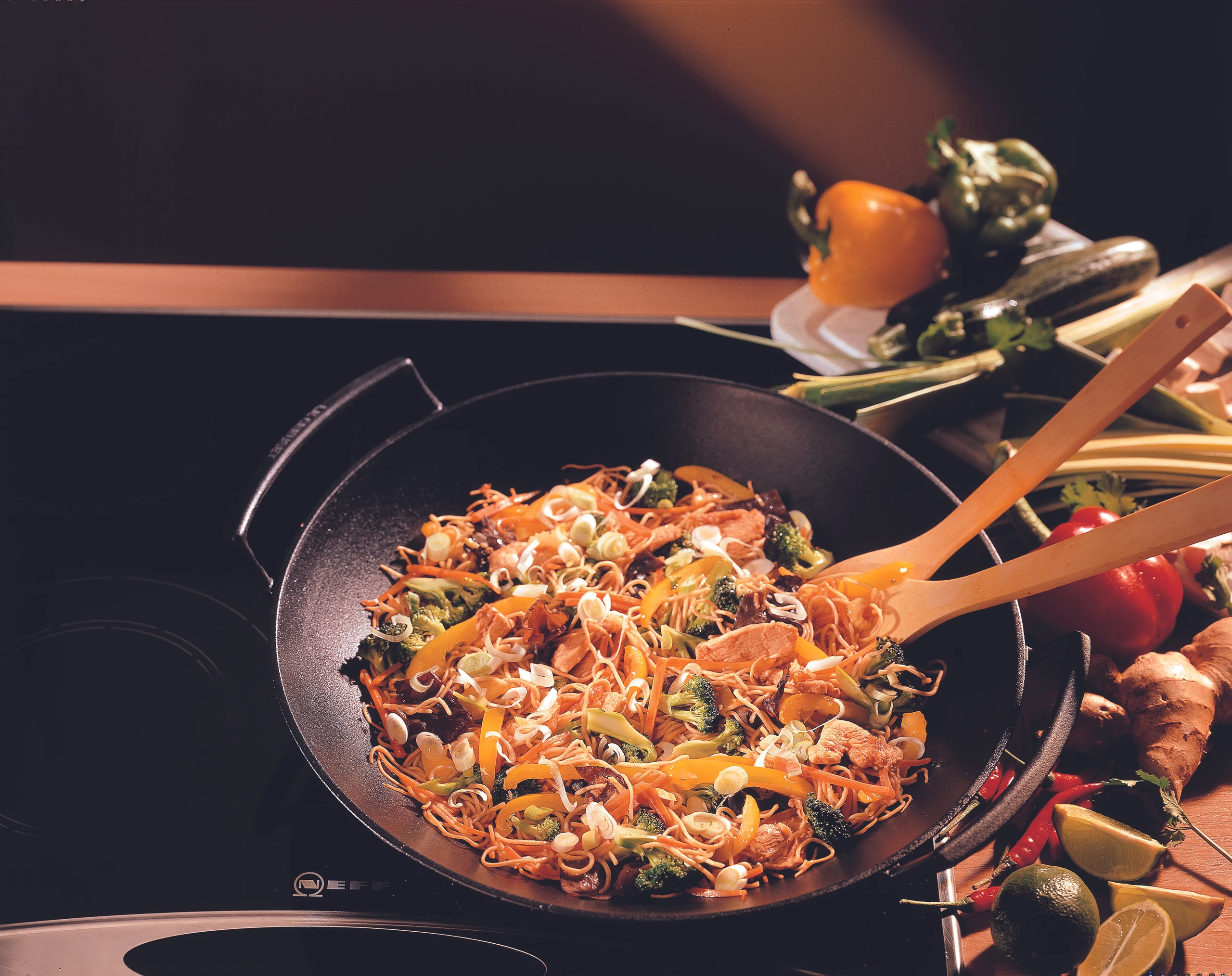 Asiatische Nudeln mit Huhn und Gemüse