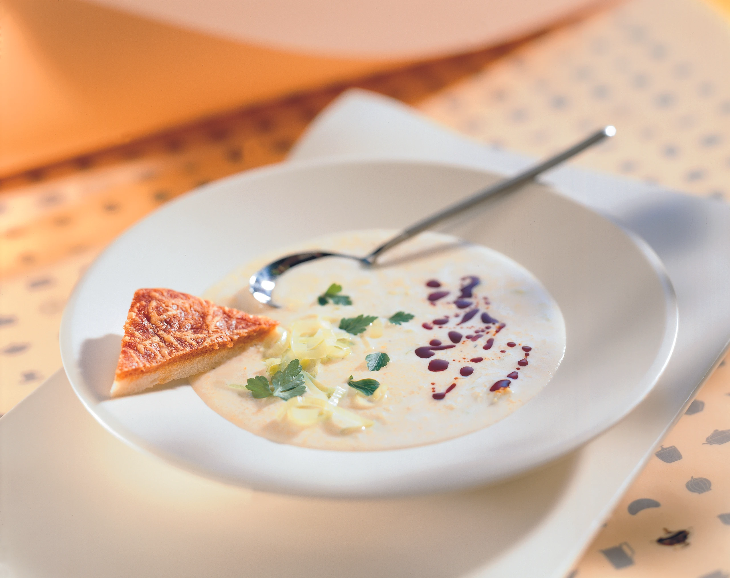 Polenta-Lauchsuppe mit Kernöl und Käsekrusteln