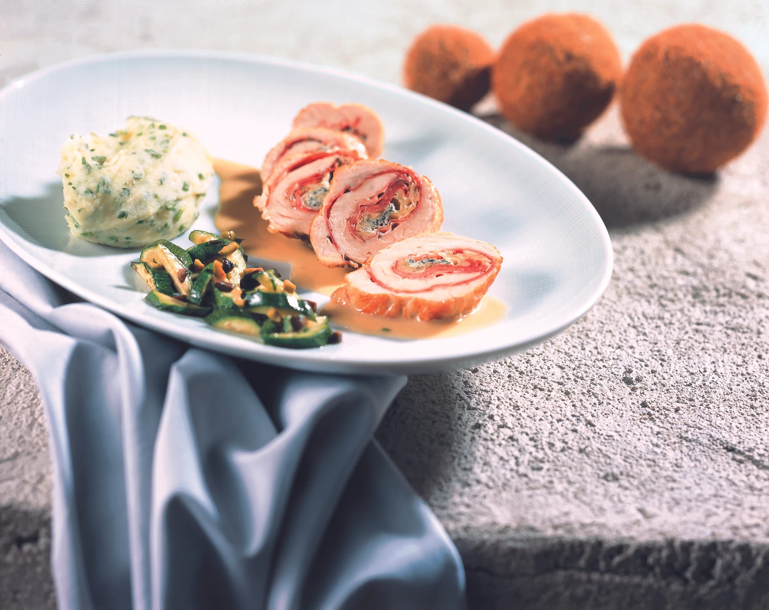 Putenröllchen mit Blauschimmelkäse, Rohschinken und Kräuterpüree