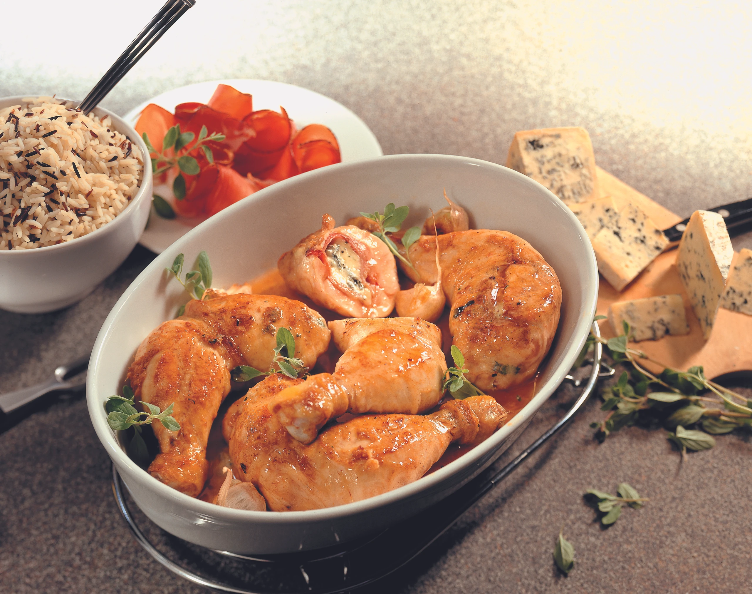 Gefüllte Hühnerkeulen mit gemischtem Reis