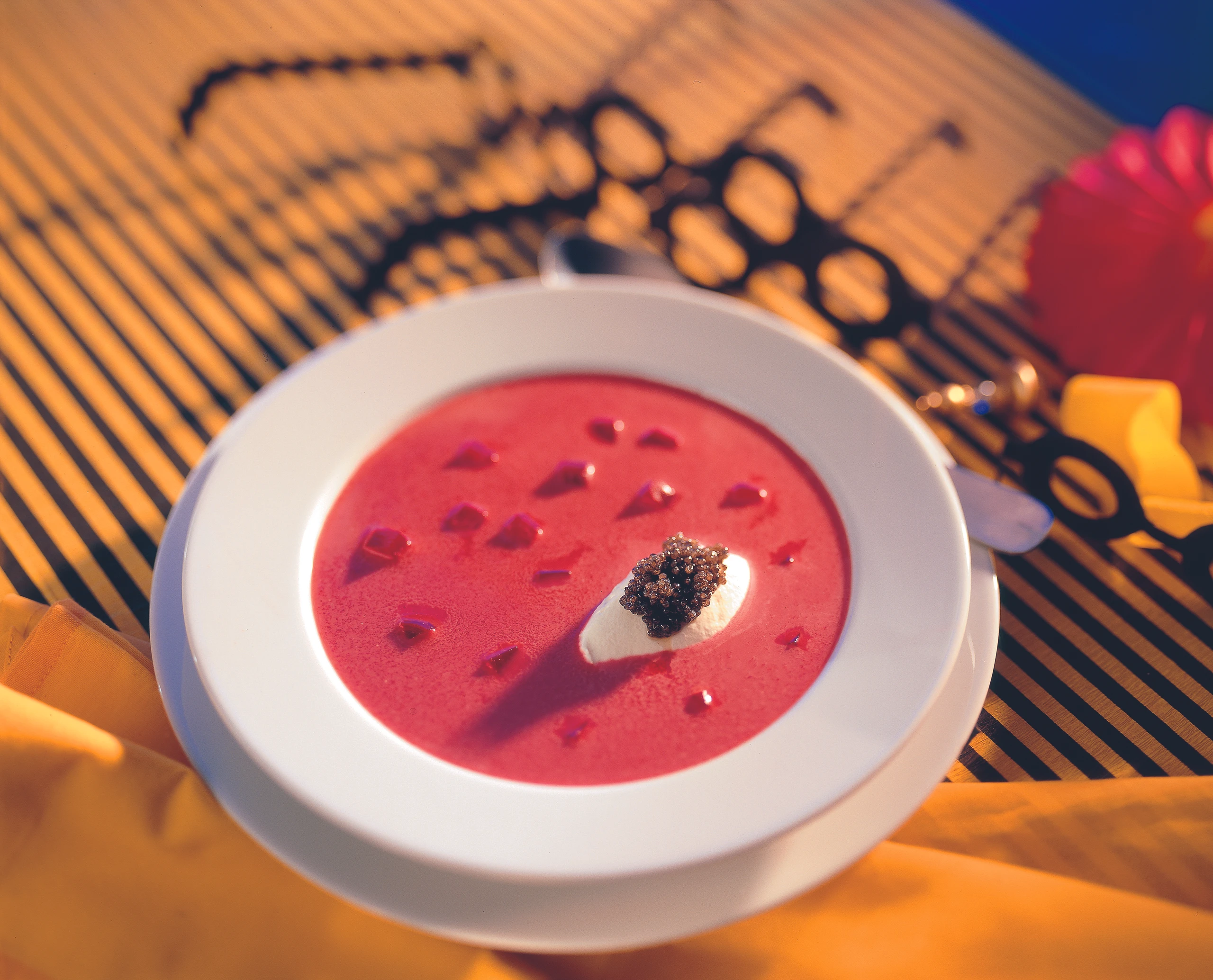 Rote Rübensuppe mit Kaviar