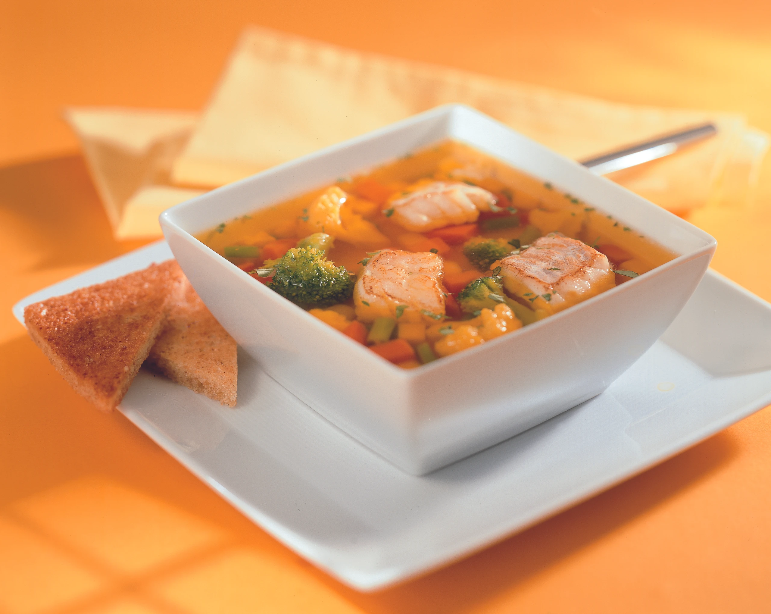 Gemüsesuppe mit Safran und Fisch