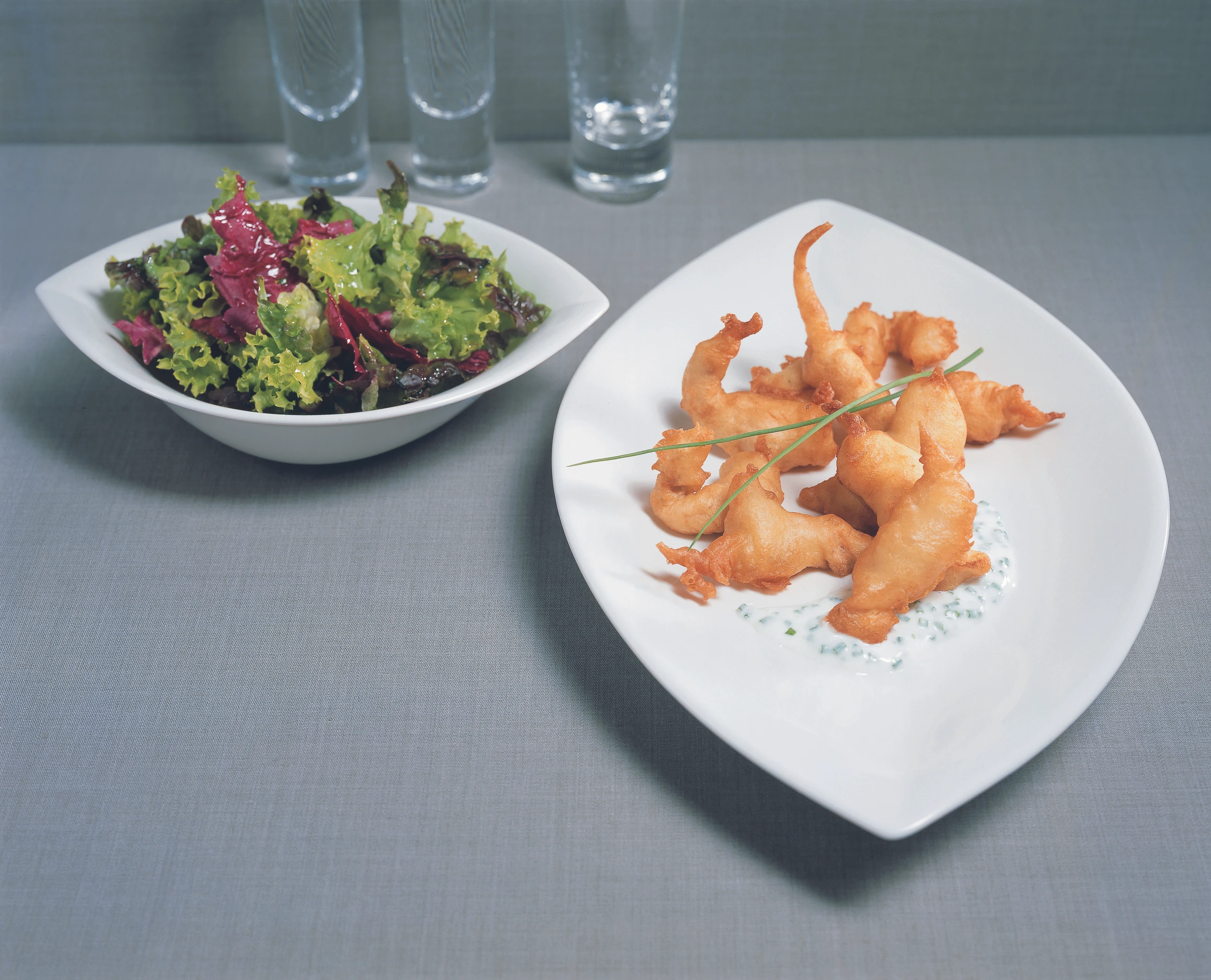 Gebackene Hühnerstreifen mit Herbstsalaten und Schnittlauch-Rahm-Sauce