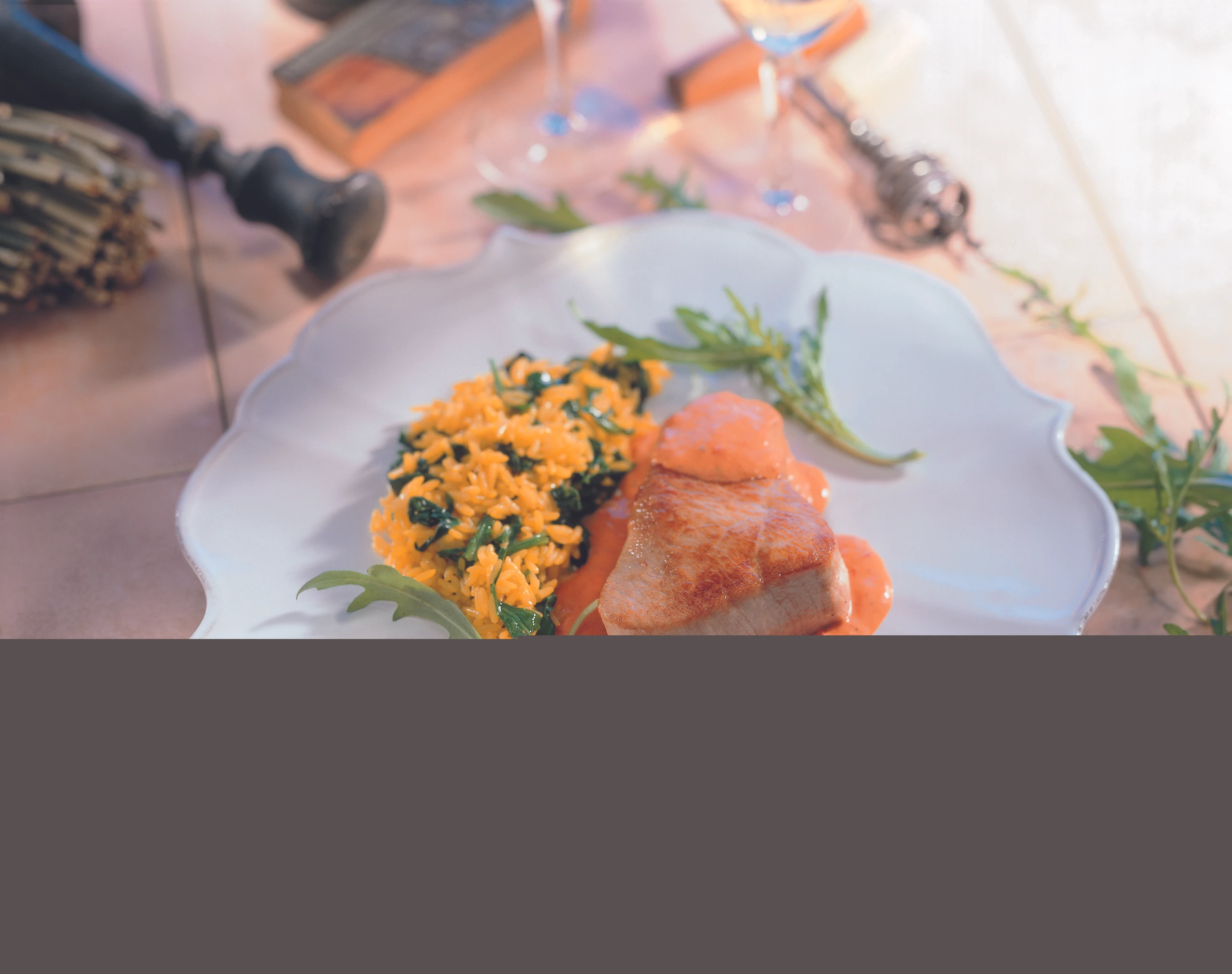 Putensteak auf Paprikasauce mit Safranreis